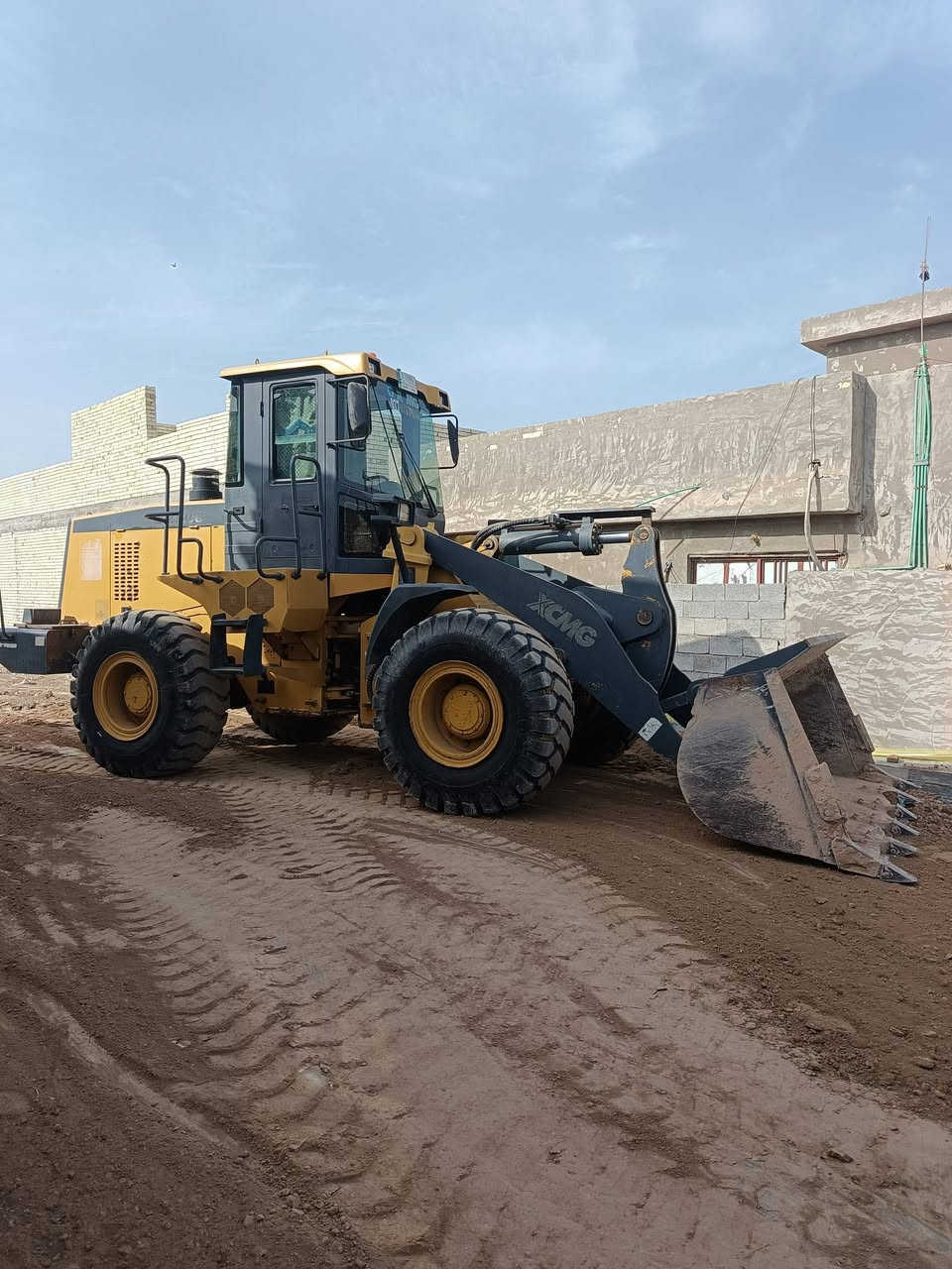 السلام عليكم شفل للبيع زت ايل حجم ٤٠مكينة مكفولة كفالة عامة تخم تايرجديد لعنوان بغداد الحسينية //***********(/ ***********
