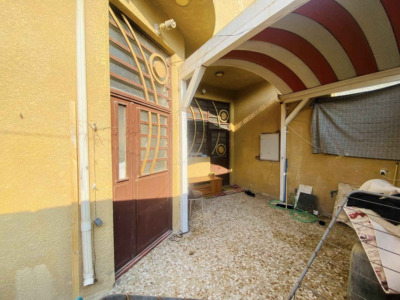 للبيع  مع الاثاث ،بيت طابق واحد مساحة ٢٠٠ م طابو صرف  الموقع حي القدس قرب محطة باب الكفيل خلف الشارع الرئيسي 

للاستفسار   وتساب او الاتصال على الرقم ***********
