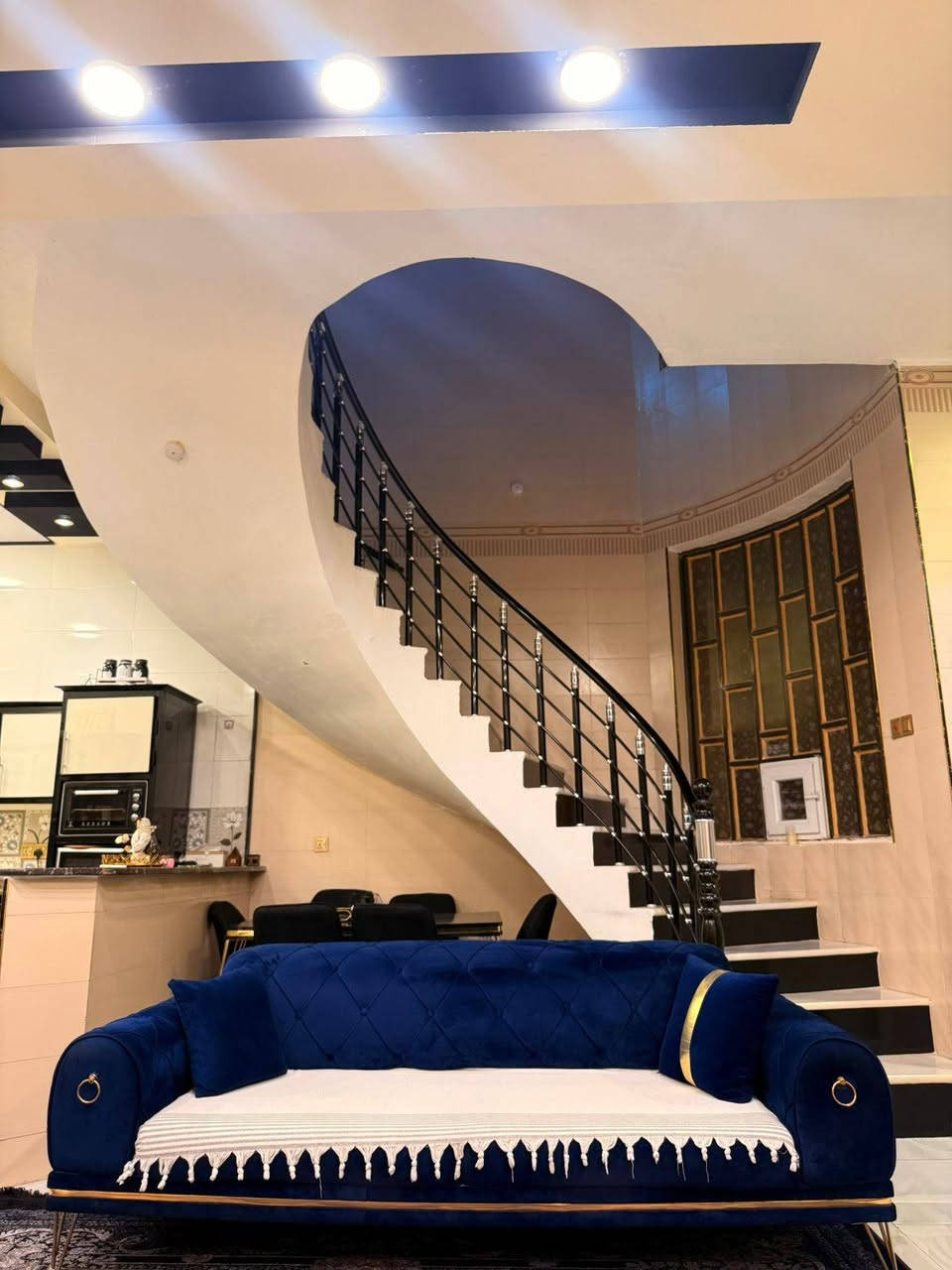 بيت للبيع – الحر / حي سومر قرب مدرسة سومر
🏠 بيت طابقين
📐 المساحة: 160 م²   .  8x20
📜 طابو صرف
🧱 أساس رفت كامل
🕒 عمر البناء: 5 سنوات
📍 يبعد تقريبا 60 متر عن الشارع العام 
🔹 يحتوي على
• الطابق الارضي ( كراج ، استقبال ، صالة مفتوحة على المطبخ ، مطبخ بارد + حار ، غرفة نوم ، صحيات ) 
• الطابق الاول ( صالة ، غرفتين نوم ، حمام واسع ، غرفة غسيل )
 السطح كامل شتايكر
 خدمات كاملة
للاستفسار اكثر واتساب صاحب العقار ( *********** )
