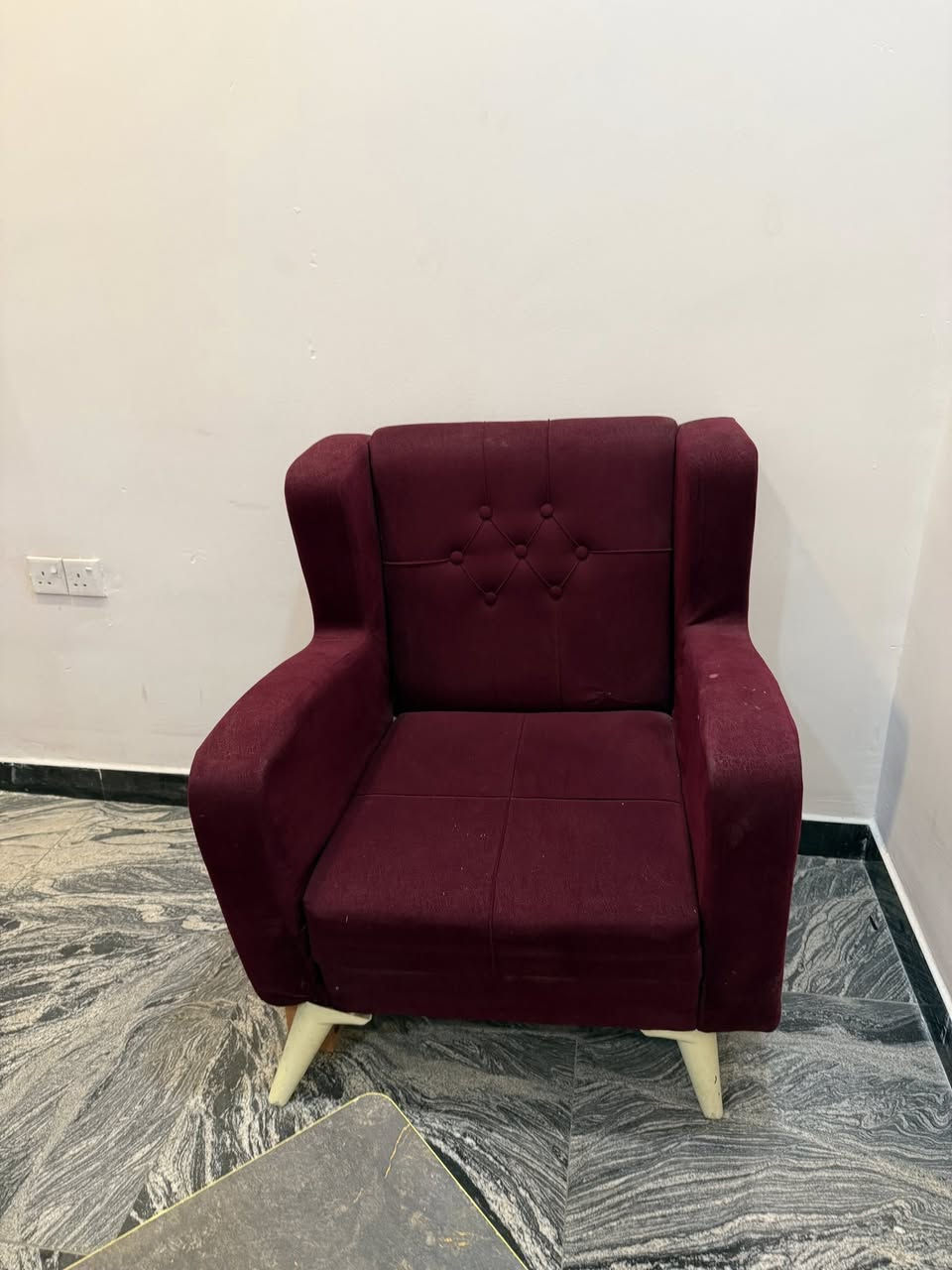 تخم تركي بحالة جيدة 💎          القنفة الوسط والكبيرة سليمات الصغار عدد 2 رجلينات تعبانه السعر 195 الف وبيهه مجال 
طبلات 3 صغار ووحدة جبيره ب 40 الف وبيهه مجال

‭0782 992 2677‬
