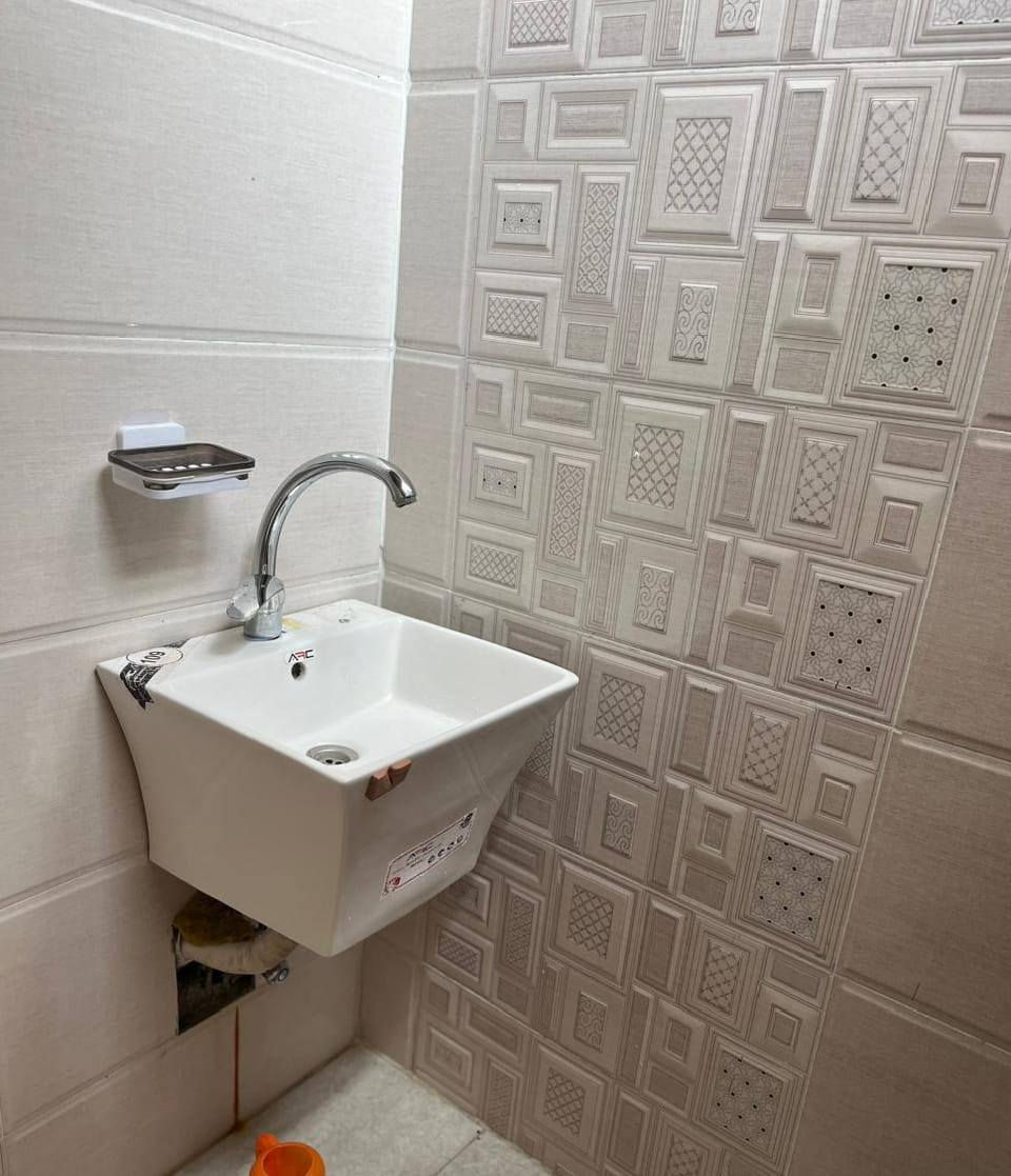 سلام عليكم
بيت للبيع بناء 2024 نظيف كلش
مساحة 100 متر
الواجهة 5 و النزال 20 
يتكون من طابقين
 / الطابق الأول يتكون من / استقبال ومطبخ وغرفة نوم وحمام وصحيات
الطابق الثاني يتكون من/ صالة و غرفة نوم و حمام تواليت

العنوان / الحولي الثانية قرب جامع عمر عبد العزيز
الاتصال و الاستفسار ***********
