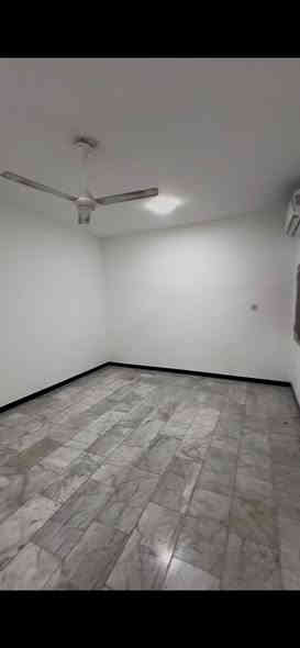 شقة للايجار طابق ارضي تحتوي ع استقبال وصالة ومطبخ وصحيات وغرفتين مساحة160م
***********سعر مليون250وبيها مجال 
عنوان الجزائر مقابل شنشل مول
