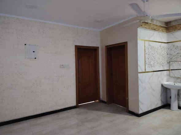 السلام عليكم دار مساحه الكليه ٤٠٠ متر ٢٠٠ بنيان و٢٠٠ حديقه طابقين طابق ارضي ٣ غرف براني استقبال مطبخ صحيات والطابق الثاني غرفتين وصاله وصحيات للبيع للاستفسار الاتصال ع الرقم ***********
