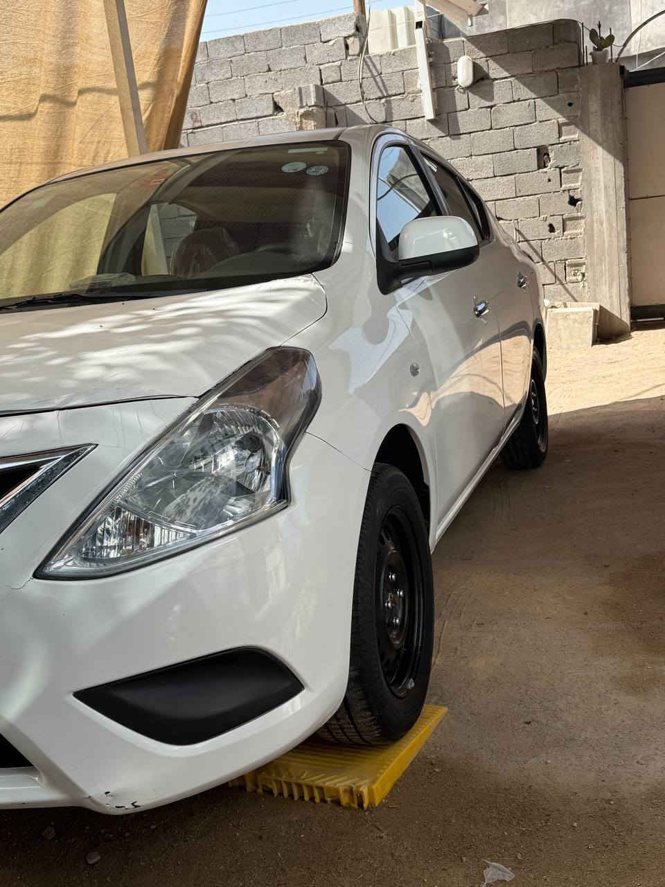 سلام عليكم نيسان سني هندي  مديل 2023 بيه اربع قطع صبغ بدون تبديل بيه ضربه شبر بالمدكر الوره  والباقي مكفول ماشيه 27 الاف كير مكينه تبريد كله مكفول تخم تايرات جدد حداده جديد رقم اربيل باسم الشركه السنويه تنتهي با30 مكان السياره البصره السعر 115 الرقم *********** او *********** اتصال او واتساب
