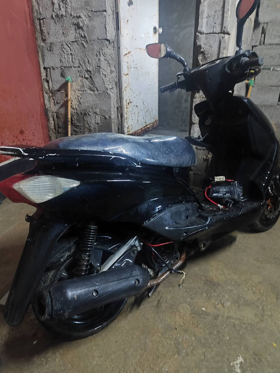 سكنس نثية للبيع عوزها كهربائيات السعر ٢٠٠ للاتصال على ***********
