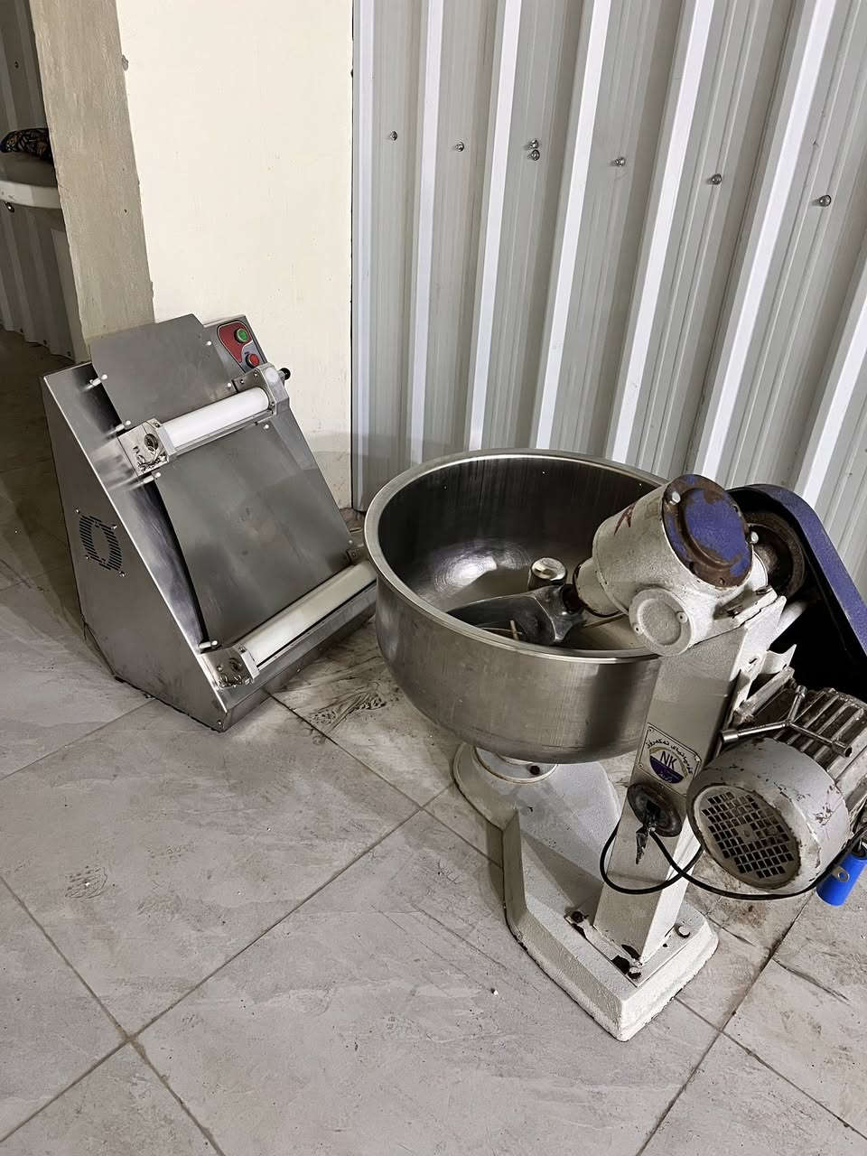 سلام عليكم أغراض مطعم لحم بعجين للبيع فرن غاز كهرباء دوار ايراني ثقيل الأصلي ، فتاحة عجين ،ميز ستيل ماركة ميكائيل 2متر ،عجانة 25 كيلو     ،ثلاجة كبيرة تبريد ممتاز لكن كشر وسط ،ميوزه مع كراسي الاسعار :-الفرن 1300
فتاحة عجين ب300
عجانة 250
ميز 250
مكان كربلاء


**إذا كنت صاحب هذا الإعلان وتريد حذفه لأي سبب، رجاءا أرسل رسالة إلى الدعم الفني**