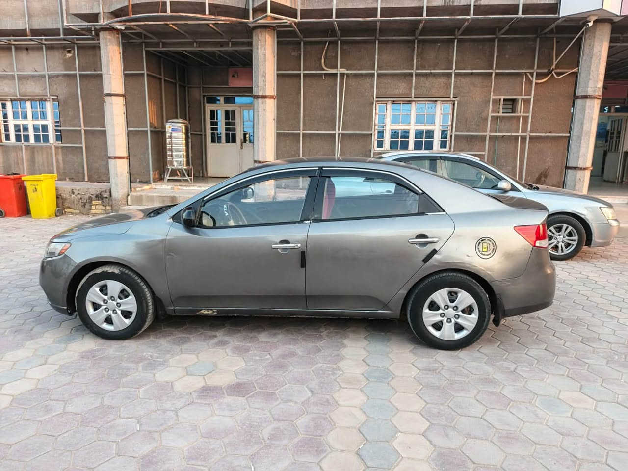 سيراتو موديل ١٢. بسم شركه فقط تحويل.  سنويه ساقطه من ٢٠١٧.
السياره خير من الله. نافضه  نفض. عوزه تبريد. فقط. لان عاطل 
بيه صبغ. أربع قطع. فقط. وباردات. قليل. مكينه كير خير من الله مكانه. واسط. الزبيديه.  سعر ٨٠ ورقه. وبيه. مجال حك الجيه 
***********
