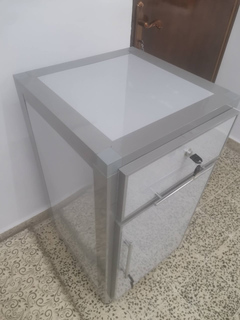 دولاب المنيوم فصال (المنيوم من جميع الجوانب) 
مجرة قفل والباب قفل
الارتفاع 1 متر
العرض 50 سم (نصف متر)
الطول 50 سم (نصف متر)
السعر 125 الف
موصل / الجانب الأيسر / حي فلسطين
للإستفسار:
*********** 
***********
