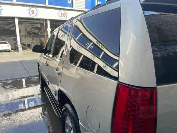 تاهو خليجي ادوات بدون كص
دخول كويت دخول جديد موديل 2010 مكفولة من السرقة والعشاير 
كير ومكينة شرط الفحص مكفولات
تبريد شغال كلشي شغال بالسيارة تخم تاير جديد باتري جديد جاهزة من كلشي 
رقم شاغر بليت فقط
تقرير فحص موجود بالصور 
السعر 95 وبيها مجال للشراي. رقم الهاتف ***********
