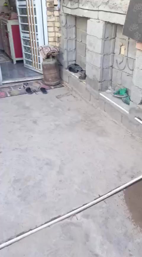 يوجد الدينه بيت بحي الحكيم منطقت الوليه المساحه 160متر تبليط ومجاري شبكت ماء وكهرباء حديثه ستسفار على هاذا الرقم ***********  البناء طابوك حديث
