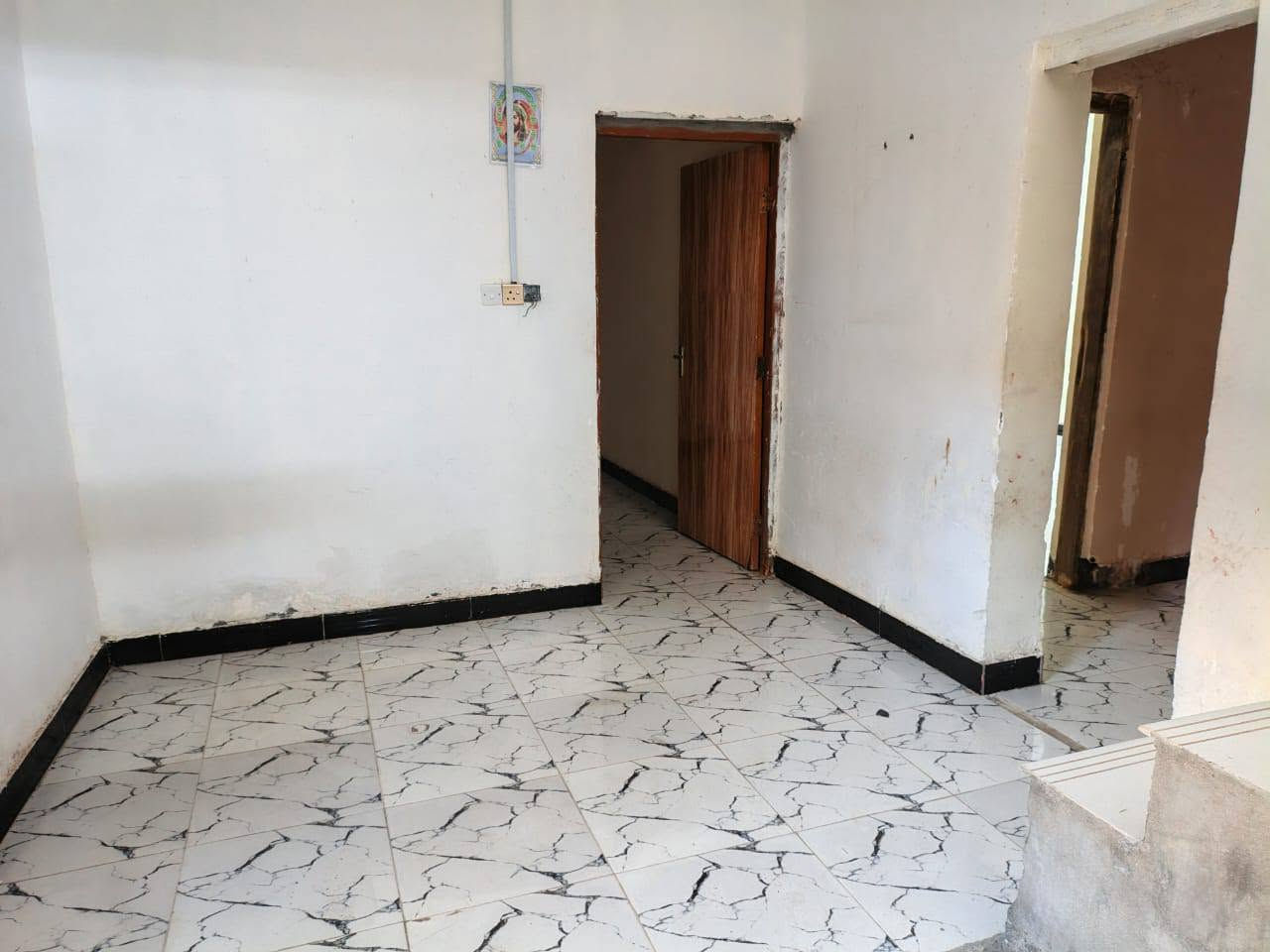 بيت للايجار طابقين في ابي الخصيب حي العسكري قرب المحكمه شارع (ابو دلة)يتكون 2غرف وصاله وستقبال ومطبخ وحمام سعر300 استفسار ***********
