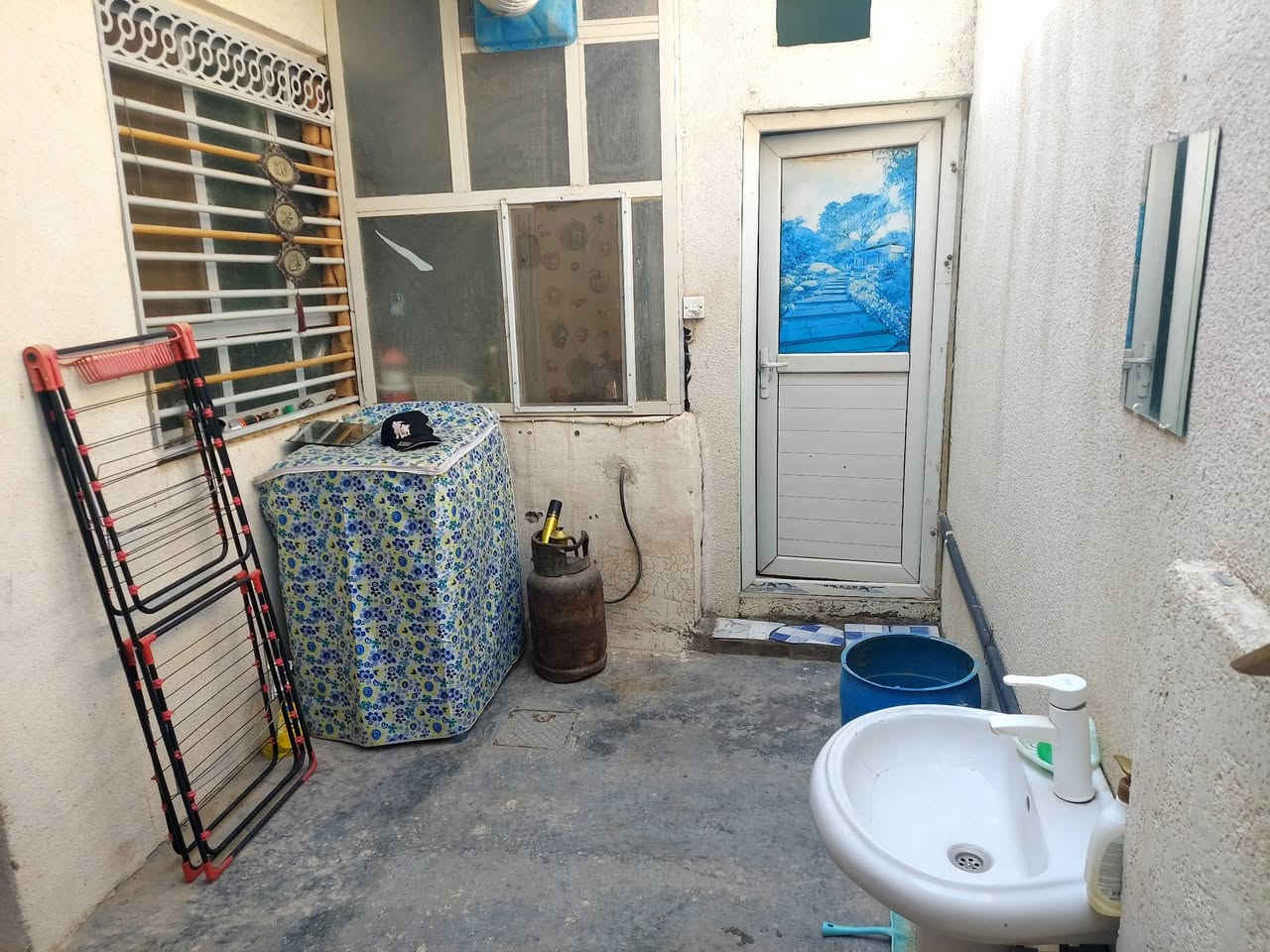 🏡 بيت  للبيع قرب جامع الأمير علي (ع)
📏 المساحة: 137 متر
📍 الموقع: النزيزة – منطقة هادئة ومخدّمة بالكامل

💎 المواصفات:
• غرفتان نوم 
• صالة استقبال 
• مطبخ 
• حمام داخلي + حمام خارجي
• منور تهوية وإنارة
• السقف سندويچ 
• البناء بلوك والغرف عگاده
• الخدمات كلها متوفرة
• الطابو صرف ✅

💰 السعر: 70 مليون فقط – قابل للتفاوض 💬

بيت جاهز للسكن فورًا وموقعه ممتاز جداً!

📞 للتواصل والمعاينة: [***********]

#بيت_للبيع #النزيزة #بابل #العراق #عقارات_بابل #بيت_جاهز #فرصة_ذهبية #بيت_احلامك #بيت_راقي
