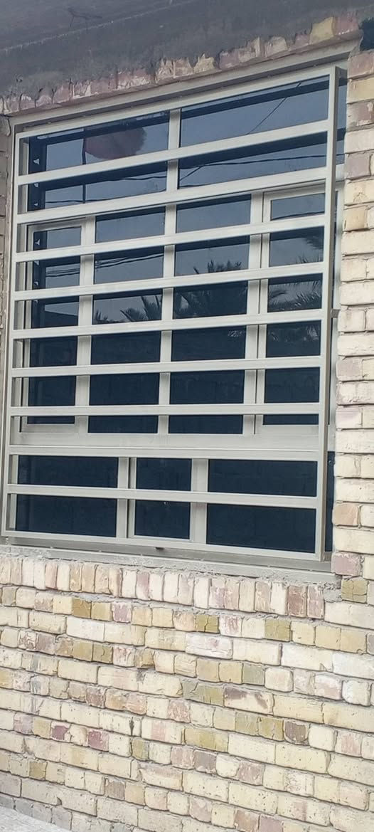 السلام عليكم تنضيف وصبغ كافت انواع الشبابيك والابواب بابل فقط اتصال***********
