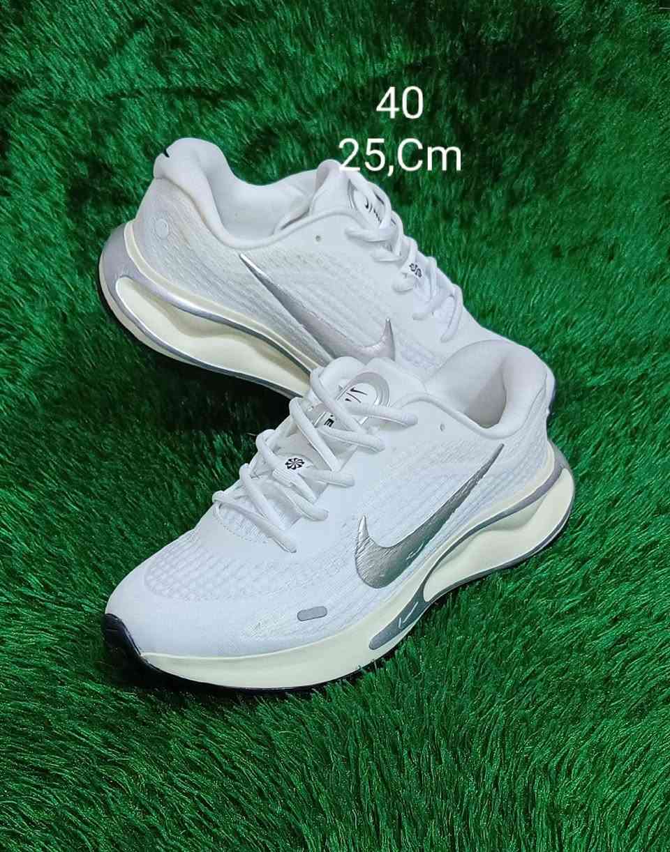 👟باله درجه اولى 💯 
حذاء نظافته فول 
قياس 40
طول القدم 25,سنتم 
يوجد توصيل 🚛 
***********📱
