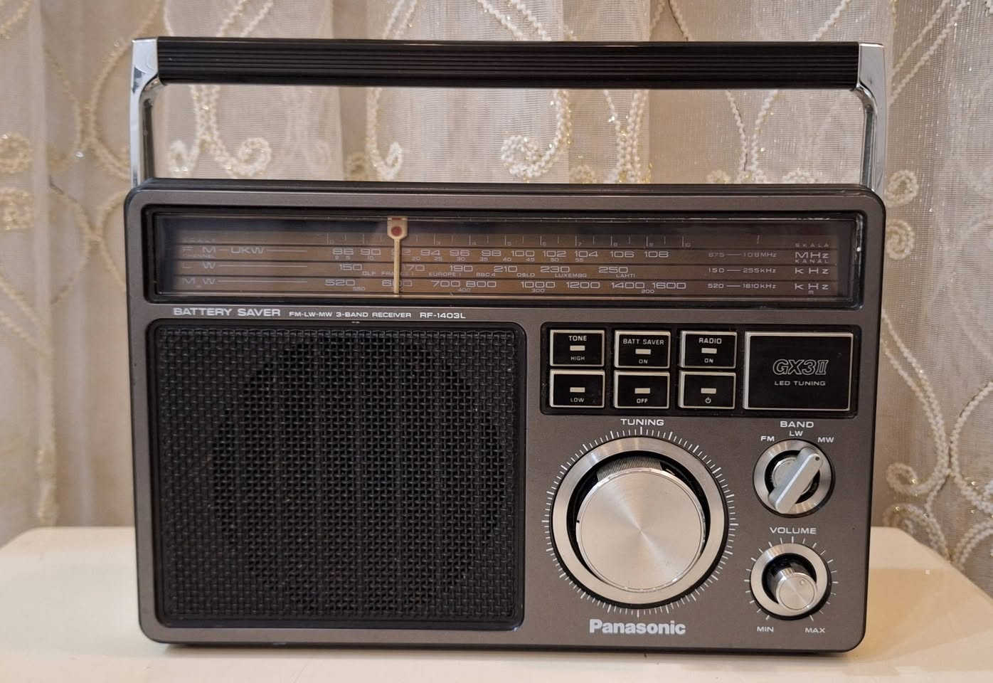 رادیو  باناسونیك  یاباني اصلي نسبة نضافة  97
145 الف نضیف جدا انتاج السنة 1981 یعمل  علی کهرباء 220 فولت3 باتري کبیر جهاز كامل شغال موجات رادیو  
FM   MW     LW
توصیل   للحجز مراسلة الصفحة او مراسلة واتساب على الرقم ***********
