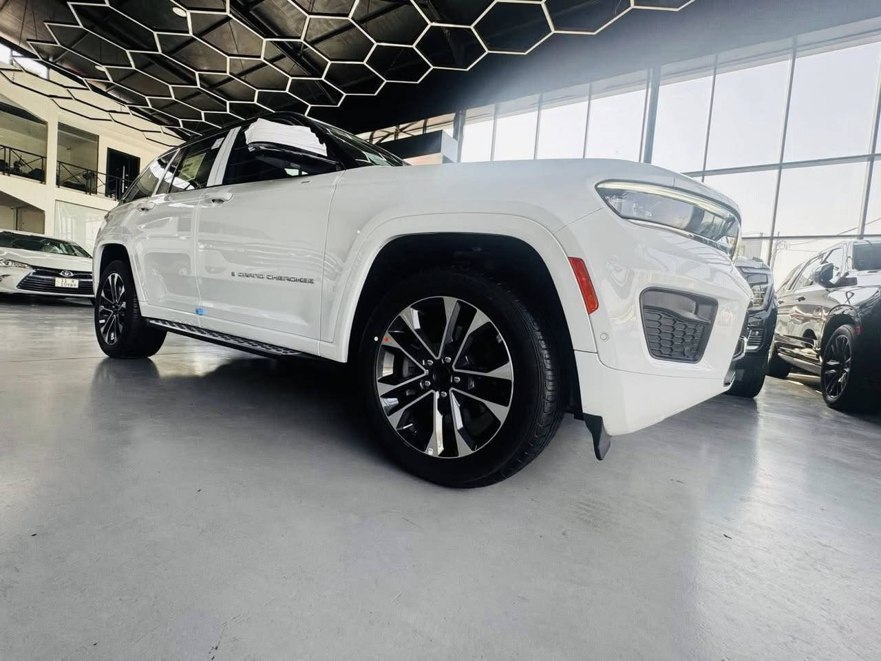 السلام عليكم زبائننا ومتابعينا الاعزاء جيب كراند شيروكي فئه الاوفر لاند (OVERLAND) (Two colors ) موديل 2024 تو كلر الجديدة كليا ماشية الفين ميل اعلى مواصفات خليجية وكالة هارلم 5 راكب محرك 3600 ضمان 3 سنوات او 60 الف مغلفة تغليف كامل من هي زيرو بتغليف ال 👈 PPF 👉 والتغليف بي ضمان 10 سنوات والسياره بعدها علوكالة مكفولة كفالة عامة كما موضح أدناه :
المواصفات فول 1/1 
توقف ذاتي رادارات جانبية وخلفية ورادار امامي 5 كامرات مع كامرة ليلية ونظام المنطقة العمياء فور ويل درايف
جكات امامية وخلفية
تدفئة وتبريد الكشنات ستيرن تدفئة
وداخل جلد الاسود الملكي المرغوب بصمة وتشغيل عن بعد 
وبانوراما وحساسات داتا شو مقاعد امامية تدليك وبقية المواصفات المعروفة : 
(1) مرقم بغداد الدولي الجديد
(2) الكبات والارضيات وعدة الاسعافات الاولية بعدهن ممستعملات مع باقي الملحقات 
(3) السيارة خاصعة للفحص والسونار من قبل مركز بدي كار يعني بيها تقرير شامل من ناحيه الصبغ والبارد والتبديل والكيلو متر والعقول والگير والمحرك وباقي التفاصيل 
(4) السيارة ام الضمان وخاضعة لشركة هارلم 
للاستفسار الاتصال
***********
***********
***********
رقم الادارة
***********
او زيارتنا بغداد معارض البياع معرض حيدر سيدار البياع الشارع الاول شارع الوكالات وتحياتنا للجميع .
