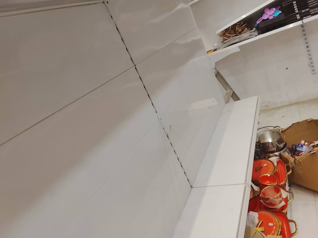 السلام عليكم توجد سفية وسطيه الطول ٤ متر رتفاع  ٥ رف نوعيه تركي ستعمال كلش قليل السعر ٥٠٠وبيه مجال العنوان البصرة الهارثة رقم الهاتف ***********
