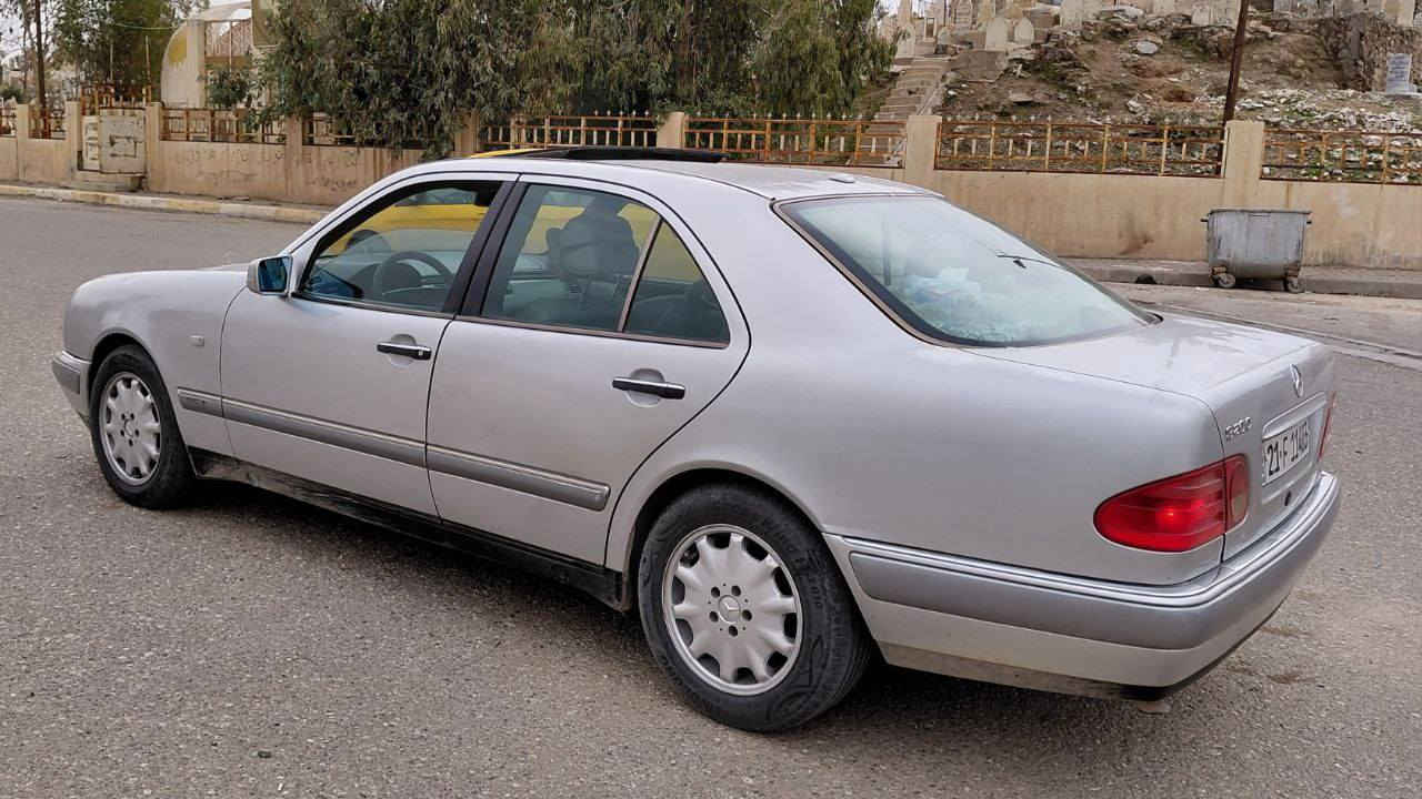 سلام عليكم
للبيع فقط
مارسدس ام عيون W210 
موديل 1999
رقم سليمانية
سنوية ورقم جديد وبأسمي
محرك 4 سلندر مكينة 230 
گێر D4 كهربائي 
صبغ بلادي ( بيها جراد بالقمارة والبنيد)، بيها فقط الباب ورا السايق والباقي شرط
فيتبمب داخلي انسه عطلات الفيتبمب و الصيف
لايت زينون بلادي 
سلايت 
بردة 
كشن جلد 
دواخل رصاصي 
تبريد وتدفئة وگير ومحرك شرط
صدر امامي و خلفي شرط
مابيه نقص ابد
مكان السيارة كركوك
السعر 90 ورقة وبيها مجال
للإستفسار 
***********
