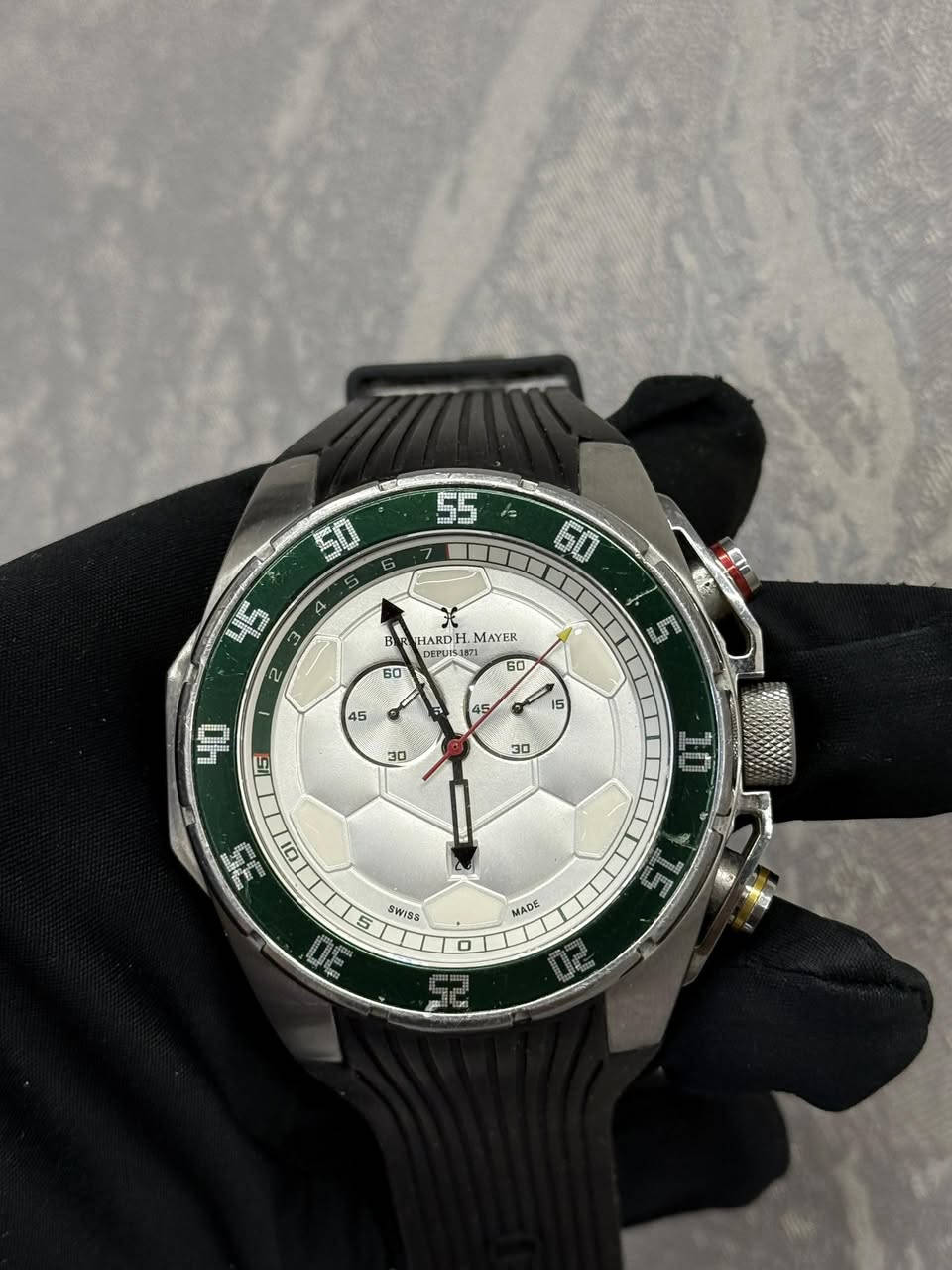 🔥 للناس اللي تحب الفخامة والتميز 🔥
⌚ ساعة Bernhard H. Mayer الأصلية

تصميم رياضي فاخر يخطف النظر من أول لبسة ✨

تفاصيل أنيقة ولمسة سويسرية تبين الهيبة والفخامة باليد 👌

✅ Swiss Made

✅ تصميم نادر ومميز باللون الأخضر

✅ كرونوغراف رياضي

✅ سوار مريح وفخم

✅ مناسبة للكاجوال والرسمي

الساعة مستعملة بحالة جيدة جداً مع آثار استخدام خفيفة طبيعية 👍

💰 السعر: 1000$ قابل للتفاوض للجادين فقط

🚚 يوجد توصيل داخل المحافظات

إذا تدور ساعة تعطيك حضور وفخامة… هاي اختيارك 🔥

للاستفسار خاص 📩


**إذا كنت صاحب هذا الإعلان وتريد حذفه لأي سبب، رجاءا أرسل رسالة إلى الدعم الفني**