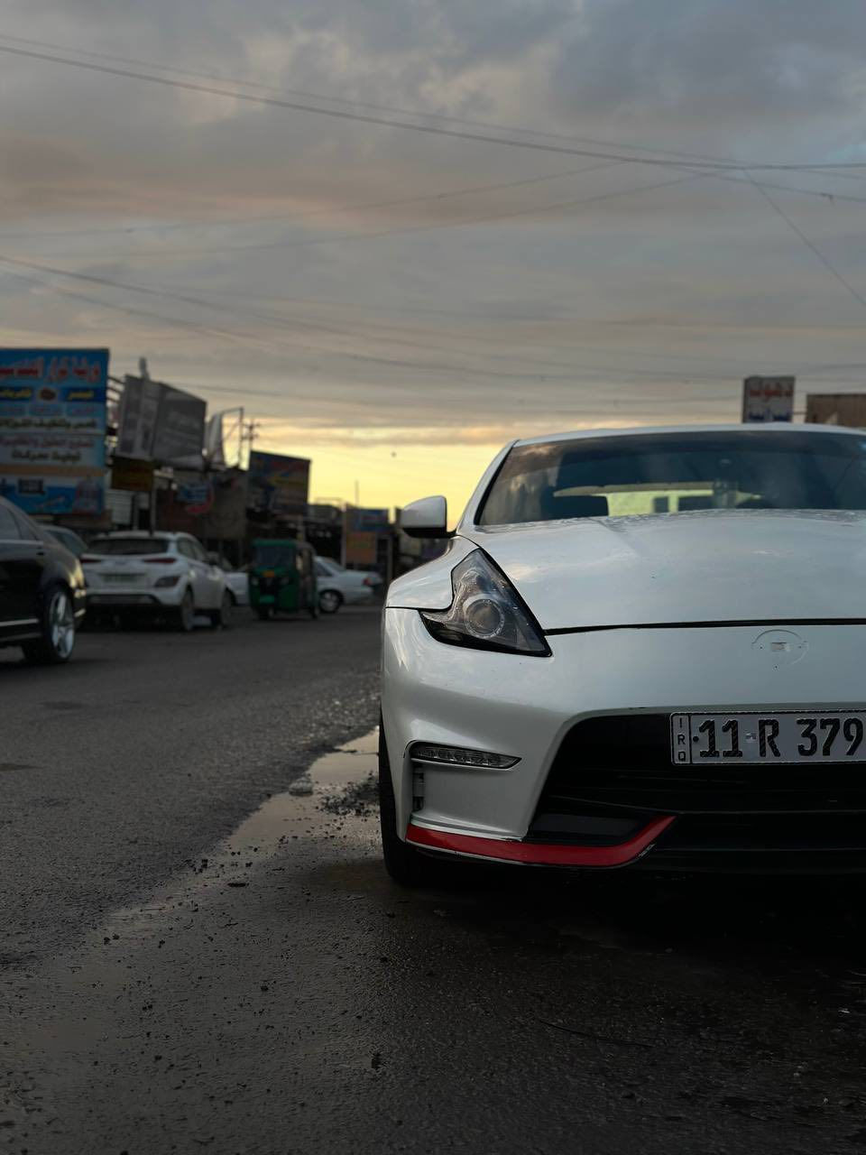 نيسان: 370z 
فئه :ال S package 
موديل: 2014
اللون : أبيض صدفي ميتاليك
مكينه: 3.7 /V6 
كير: عادي 6 نمر ما عدى البگ
ممشه السياره : 70 الف
ضربتها جاملغ خلفي عكس السياق 
الصبغ  القطعه الجاملغ و ٣ قطع اخرى أثر صفار فقط !!! لان تعرفون الصدفي الميتاليك شويه نحس
سماعات : bose +دمام سستم كامل 
عليها شاشه kenwood يعني تحكمات الستيرن كلها شغاله وتكدر تعدل عليهن 
غرفه السياره لونين احمر +اسود وشغل حسين شماره بعد
ويل فولگ ريسنك تو سايز 
التزويد !!!
المكينه عليها فلاتر k&n
بلكات رياضي  
عليها كاج كان 
بالنسبه للادامه كل شهر ادامه كامله اسويلها 

 عليها كلج رياضي يعني انسه شي اسمه ازدحام لا تاذي رجلك بالكلج ولا يخلص يعني يبقه وياك عمر كلش طويل 
السياره عليها صالنصات باور واكس بايب بوابات  
وعليها كاردن كاربون فايبر يتحمل الف حصان
السعر ١٤٠ وبيها مجال ***********
