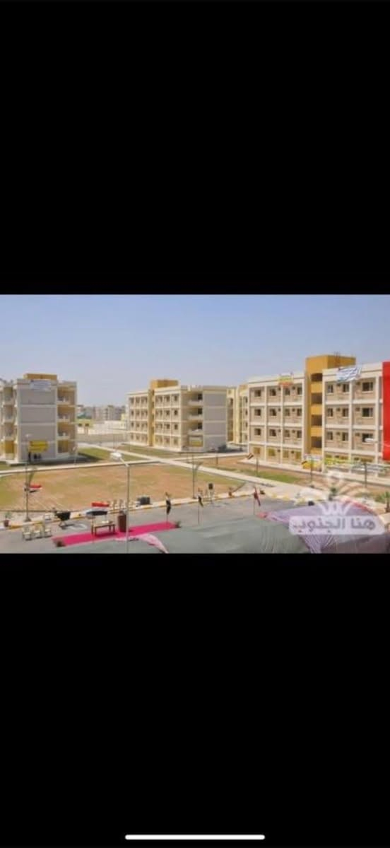 السلام عليكم شقة للبيع في في مجمع عمارات الشموخ الشقة في عمارة 36 طابق الثاني قبل الاخير والعمارة مكانها حلو على الشارع الرئيسي والشقة مساحتها 155 تتكون من استقبال وثلاث غرف غرفة اطفال وغرفة كبيرة وغرفة سويت تحتوي على بلكونا ومطبخ حار وبارد وحمامات اثنين ومخزن والشقة نظيفة 100% سعر شقة 90 وبيها مجال للاستفسار الاتصال على الرقم *********** او المراسلة خاص

