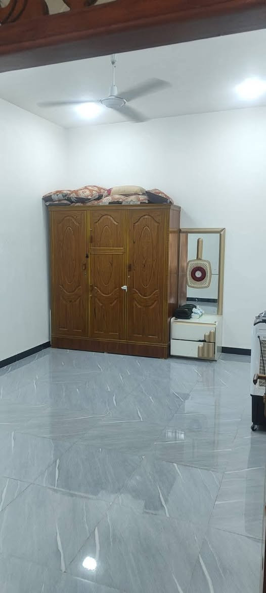 اسلام عليكم بيت للبيع محافظة بابل حله حي الشاوي مساحة 120متر طابو صرف بضهر الشارع العام يحتوي على غرفه ومطبخ وصاله وكندور وحمام طابق الثاني يحتوي على غرفتين وكندور رقم تلفون ***********

