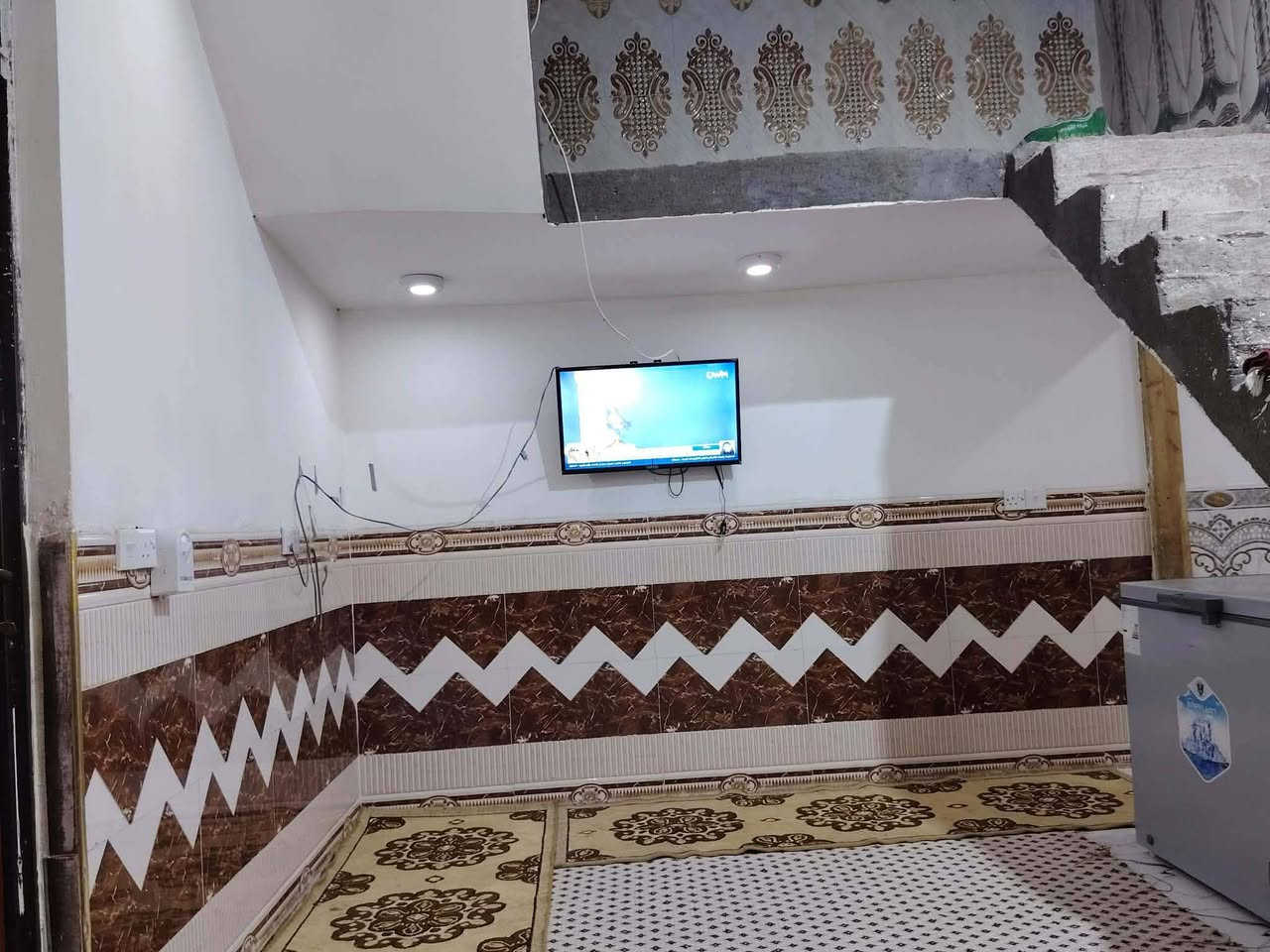 يالله بيت للبيع بحواس شارع حسينية البتول يبعد ع شارع 200 متر مساحه 150 كامل مكمل ستقبال مطبخ صاله غرفتين نوم  ***********
