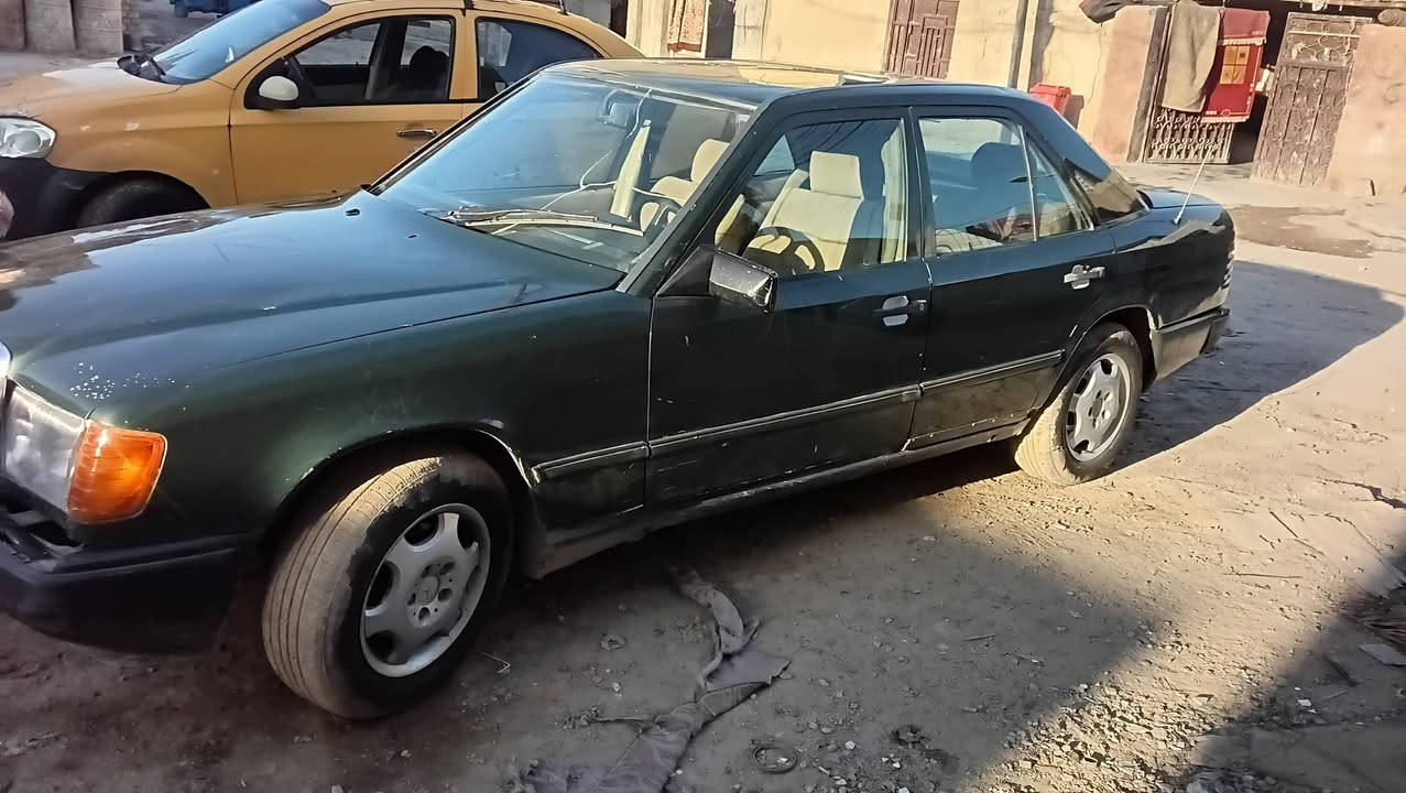 السلام عليكم مارسيدس موديل1989 السعر26 ورقه العنوان بغداد لامين الثانيه رقم الهاتف***********
