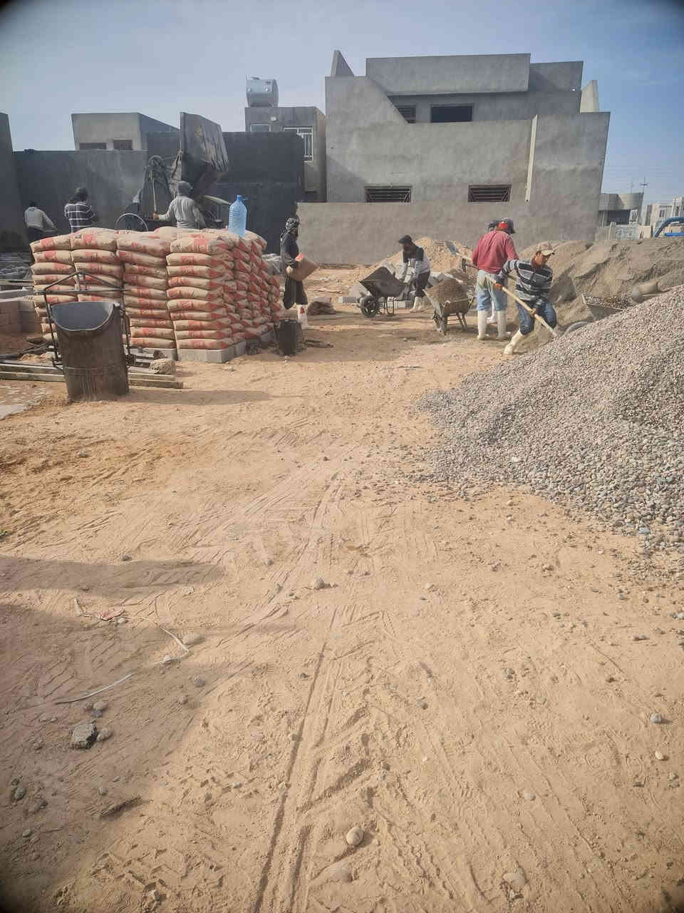 السلام عليكم مقاولات محدوده في تكريت ونواحيها  كرسته وعمل   تسليم مفتاح وعمل هندسي سعر المتر 300 الف كامل تسليم مفتاح بس هيكل سعر المتر 150 الف وتساب ***********
مواصفات البناء 
1تنظيف الموقع فرش طبقه سميكه من السبيس ورش وحدلها
2 صب البتلو مع التسليح في 8 شيش 16 م  في قياس 60 ارتفاع 
وعرض 60 

3بناء ابلوك مصمت 4صب السقف 20 سم ( 4 طابق ثاني مجووف.               5نوع الشيش ماس  )
6مجاري  نوع امل الشريف عراقي  
7تأسيس شبكة مياه نوع كيلدي او امل الشريف 
8تأسيس شبكة كهرباء واير اردني او سعودي 
9شبابيك بلاستك مع كتيبه حمايه حديد  10ابواب حديد ثقيل وتصميم عصري الخارج 
11السيراميك سوبر 
12الجص والبورك درجة اولى
13الابواب الداخليه تركي قاصه 
14ابواب الصحيات  pvc
15الدرج كرانيت   
16السطح شتايكر قياس 80×80 
17ارتفاع البناء 
الطابق الارضي 3 ونص متر 
الطابق العلوي   3 وربع 
18الواجهة لبخ تقطيع ونقش مع قرض وا فرمستون// هاتف ***********\\ *********** مقاول تسليم مفتاح الدليم
