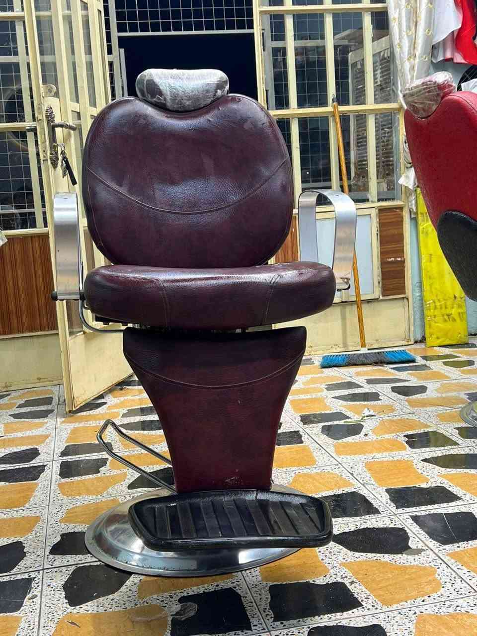 السلام عليكم كرسي حلاقه للبيع نضافه75% السعر80الف تواصل واتس اب ***********

