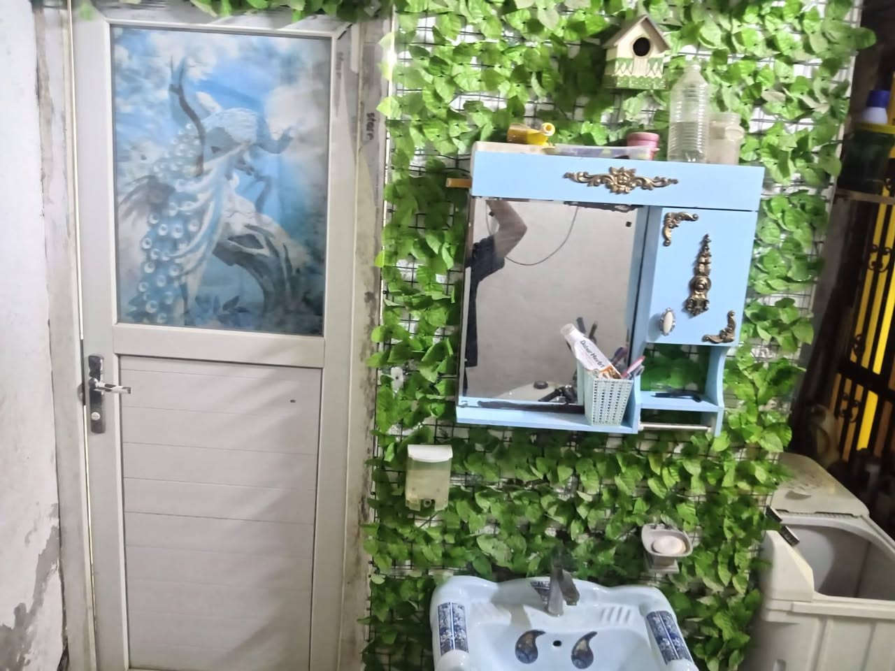 السلام عليكم 
بيت للبيع مساحة 100متر طابقين 3غرف وصاله ومطبخ وستقبال وحمام مشترك العنوان الحميدية قرب الصيطره الاستفسار ***********
