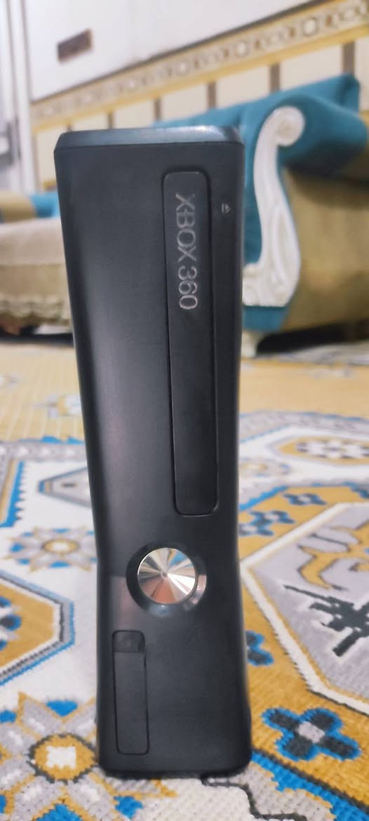إكس بوكس 360 سلم (مهكر) مال بيت ونظيف كلش لا حرارة ولا صوت مروحة ولا أي تعليگ.
​هارد أصلي 250GB مفرغ من الهوسة ومخلي بيه 21 كيكا مساحة أمان حتى يظل الجهاز "طشارة" بالتحويل وسريع جداً.
​الألعاب 70 لعبة الجهاز محمل بأقوى الألعاب المطلوبة GTA V، بيس  فيفا وبعد احلى
​جويستك يدة اصلية وكافة ملحقاته
​التهكير: مهكر وجاهز، بس شغل والعب
​السعر: 125 ألف وبيه مجال بسيط جداً للطيبين مكان الناصرية المركز ***********
