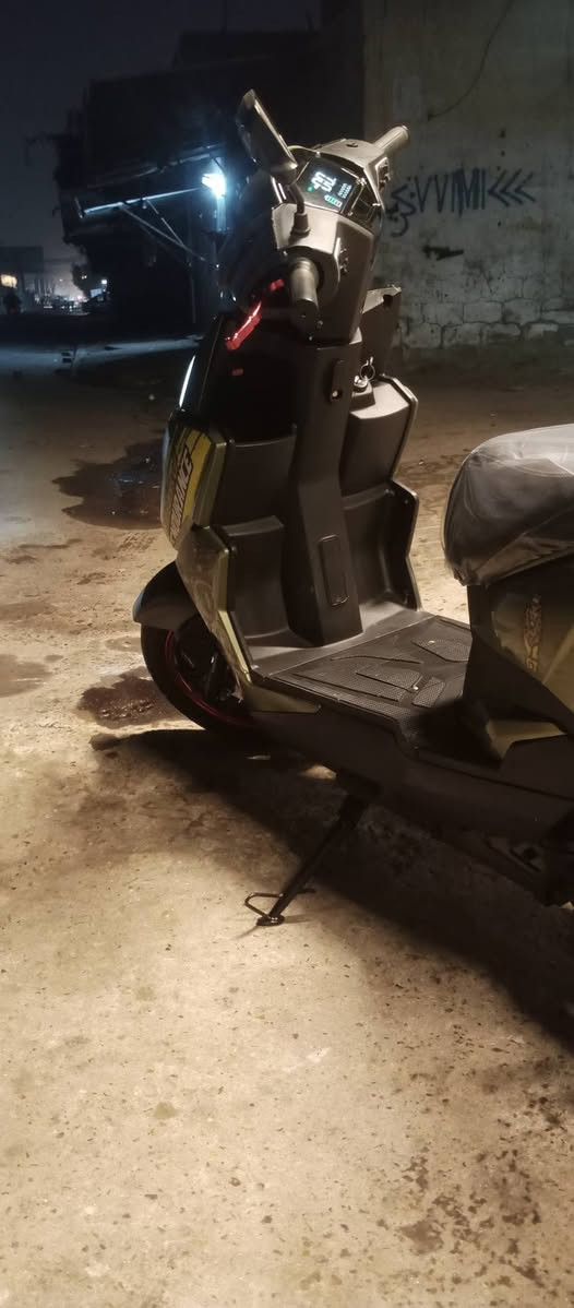 السلام عليكم للبيع دراجه شحن سكنس شركت حسن وحسين دراجه نضيفه وجاهزه بطاريات جدد دراجه كل نقص ما بيها مواصفات لايت زنون عالي ناصي هورن اشاير يمنه يسره نضام البارك والRرجوع للخلف 3سرع سرعتها 70 حقيقي 6بطاريات مكاني بغداد جديده سعر 580 وبيها مجال ***********
