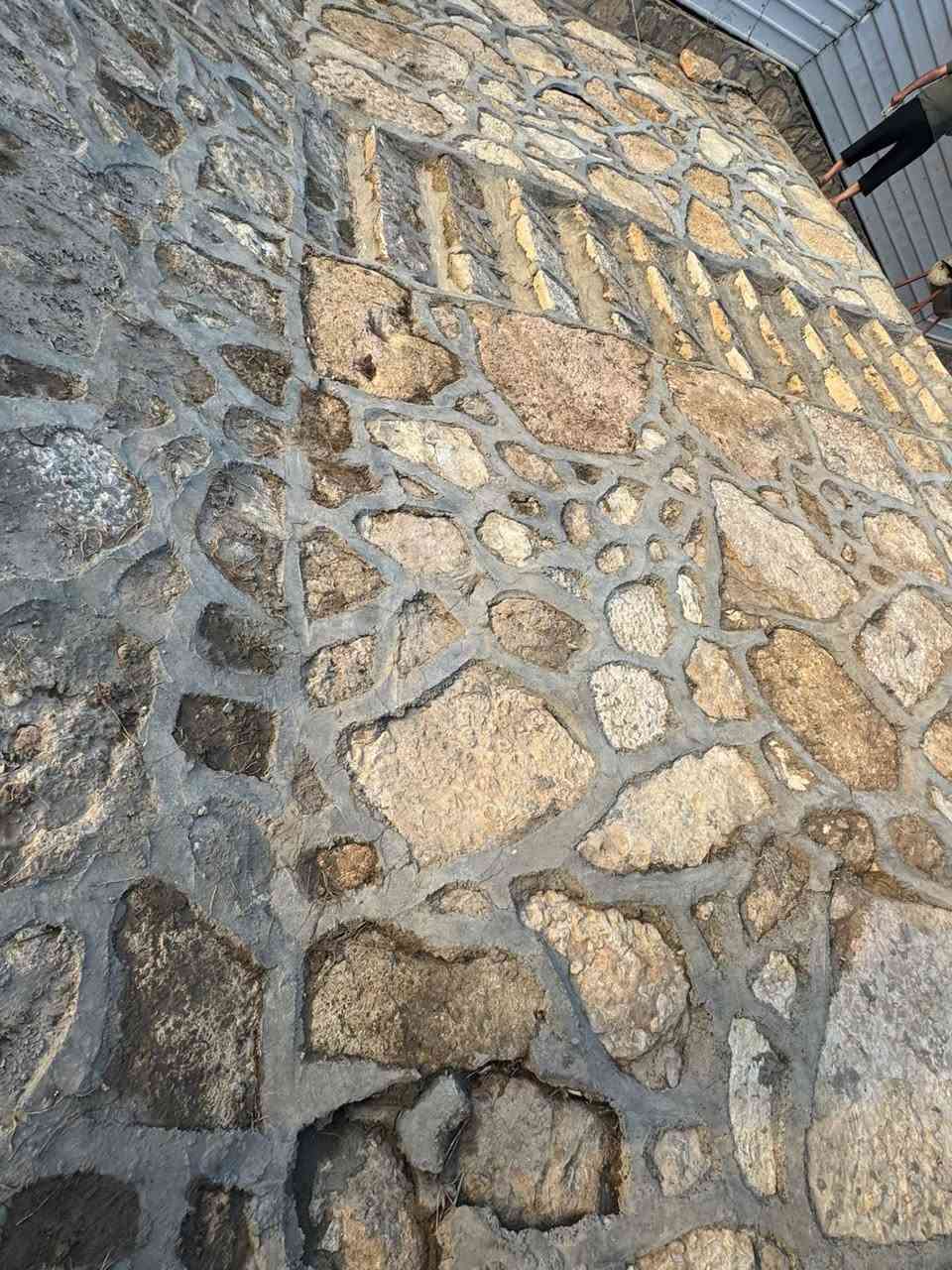 سلام عليكم ارض 750متر واجه 10متر نزال 75 سند 25 قرب الجزيره السياحيه بيها كتاب تكسيه حجريه/خطين ماء /كهرباء ثري فيز /بيه سياج من الشارع الشط مثل ماموضح لاستفسار اكثر تواصل عله رقم ***********
