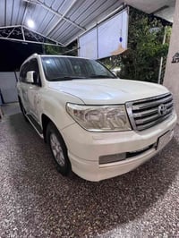 لاندكروز 2010 ام شاشة ماشية 140 رقم بغداد بسمي جاهزة ومكفولة فقط باردا...