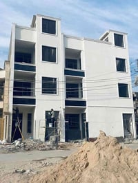 فرصه استثماريه للطلاب او عوائل جاهزه للتسليم  بنايه عدد (2) للبيع زيرو...