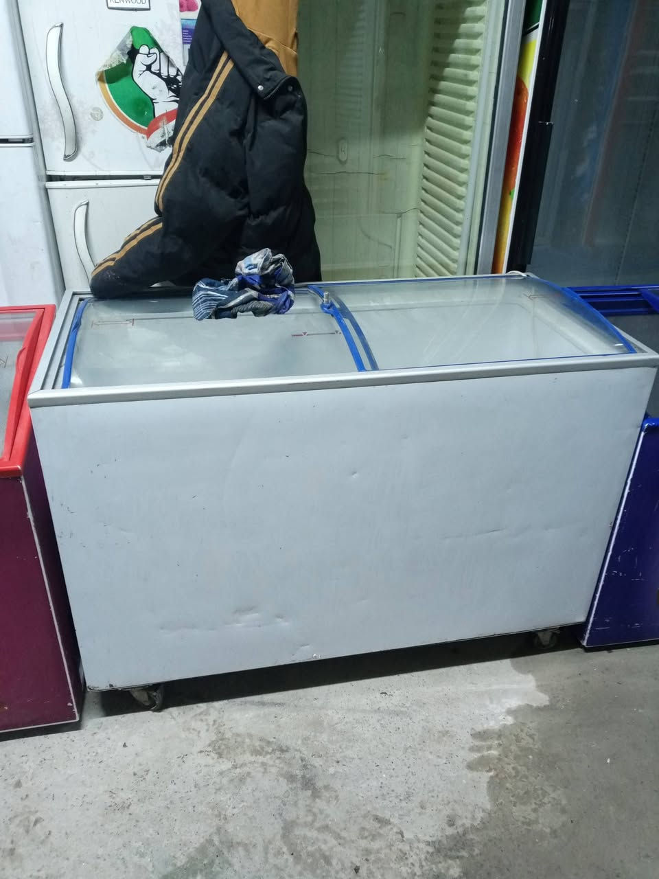 السلام عليكم تتوفر عارضات عمودية وعارضات طرحيه تبريد فول ع وضع الشركه عارضات 22قدم و30قدم و40 قدم  شرط الضمان العنوان بغداد شراي يتصل 
***********
