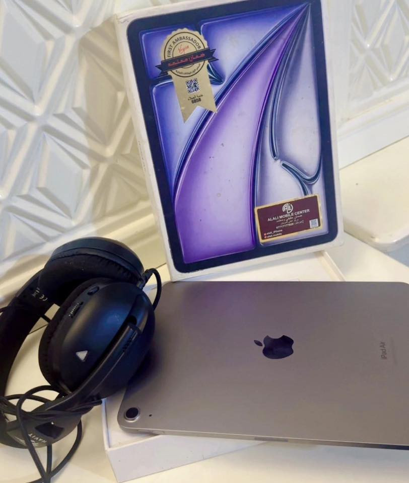 Ipad Air6 (M2)

آيباد قوي بمعالج M2 
مناسب للدراسة، الرسم، الألعاب والمونتاج

المواصفات: 
الشاشة: 11 إنش Liquid Retina
الدقة: ‎2360×1640‎
المعالج: Apple M2
الرام: 8GB
السعة: 128GB
الكاميرا الخلفية: 12MP
الكاميرا الأمامية: 12MP Ultra Wide
البطارية: حتى 10 ساعات استخدام تقريبًا
البصمة: Touch ID بزر التشغيل
المنفذ: USB-C
يدعم:
Apple Pencil Pro
Apple Pencil USB-C
Magic Keyboard

الألوان:
بنفسجي 

مميزاته

سريع جدًا للألعاب والمونتاج والدراسة
مناسب للرسم والتصميم
خفيف ونحيف
سماعات ممتازة
يدعم الذكاء الاصطناعي من آبل مستقبلًا

ملحقات: 
سماعات راس اضافيه وشاحنة 

هل يستحق؟

نعم، يعتبر من أفضل أجهزة الآيباد حاليًا مقابل السعر إذا تريد جهاز قوي لسنوات بدون سعر الـ Pro المرتفع

للتواصل واتساب 
***********
