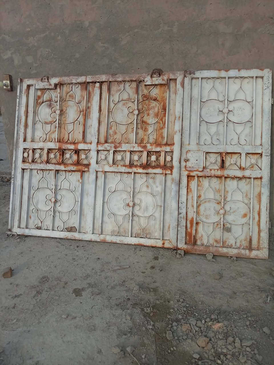 باب سلايت ٣ متر بي خياسات بضهره ومن جوه شي قليل سعره ٨٠ الف مكاني ناصريه مركز ***********
