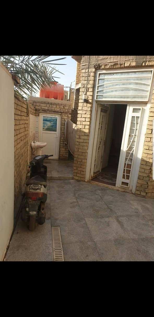 بيت بحي الفارس 200م ثاني بيت عن الركن مقابل حديقة بداية حي الفارس قرب محطة وقود الفارس موقع جيد جدا طابق 
واحد غرفتين و استقبال وصالة ومطبخ جبير صحيات داخلية خارجية والطابق الثاني غرفتين 
لاماميات مهیکلات فقط بدون سقف ماكامل الطابق الثاني سعر البيت 250 مليون مكتب الأوس للعقار ابو سجاد*********** ابو وائل *********** تفاوض مع صاحب البيت مباشر 
١٤:٦
