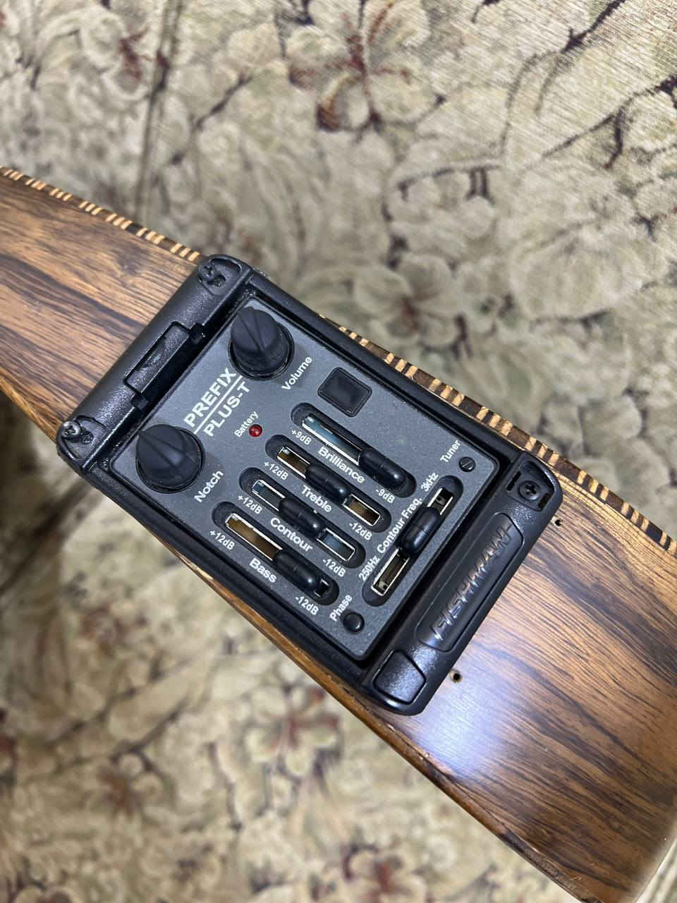 للبيع عود كهربائي هوائي ( الكتريك)  
من خشب الجوز  .. 
نظيف جدا اوتار لابيلا امريكي كاربون  ..  مع ايكولايزر ( أمريكي ) اصلي وليس تجاري ومفاتيح ابانوس
المكان / بغداد 
للتواصل / ***********
موجود مقطع فيديو للصوت
