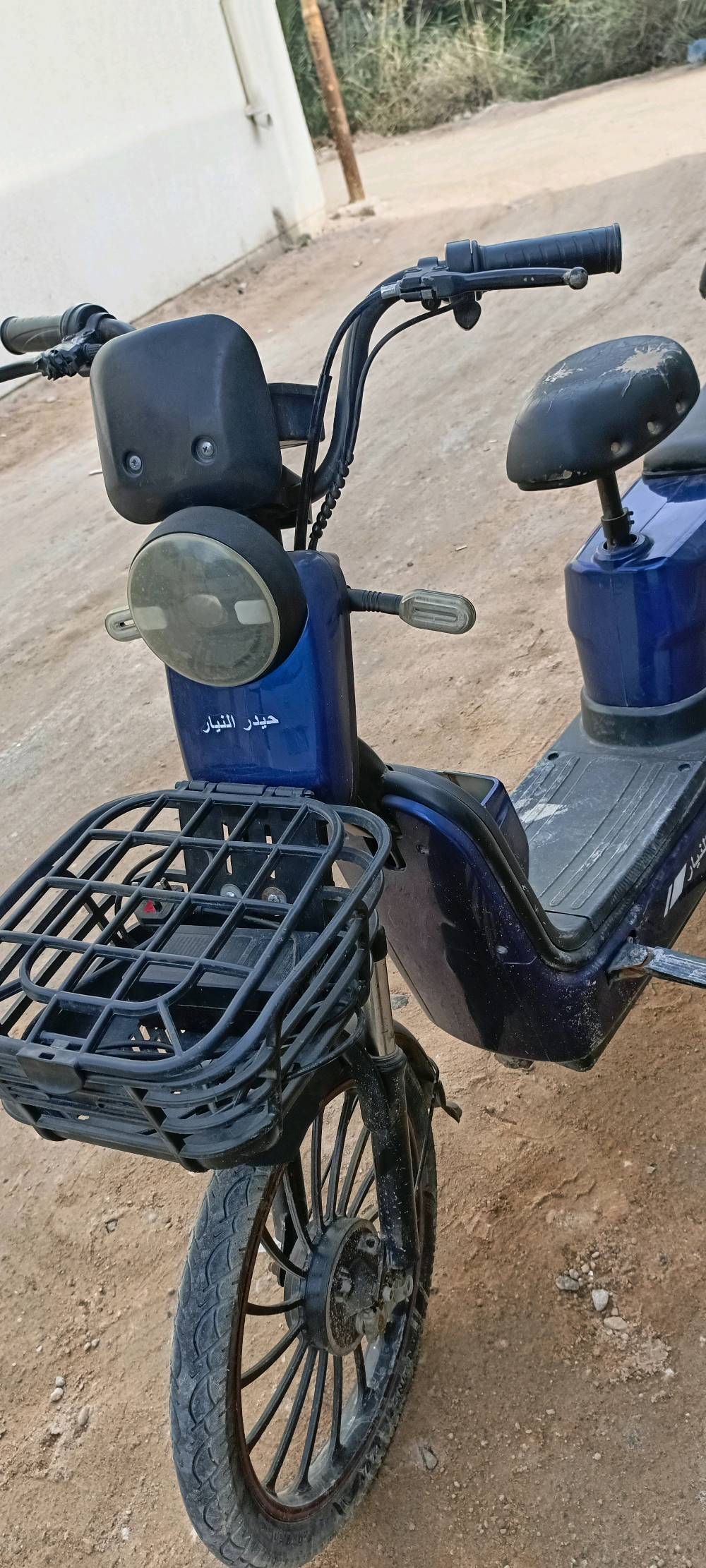 دراجة شحن شغالة حجم 20 نظيفة بس بيهه الجوزة خربانه بس تشتغل بلريموت عادي والهورن بي قطع والاشاير والايتات شغالة وبيهه قفال للتاير الورة دبلات ما بيهن شي والبطاريات ما صارلي أسبوع من بدلتهن واستعمال قليل وتجي وياهه الشاحنة مالتهه الأصلية 
رايدهه ب 300وبيهه مجال 
مكاني بصرة ابو الخصيب 