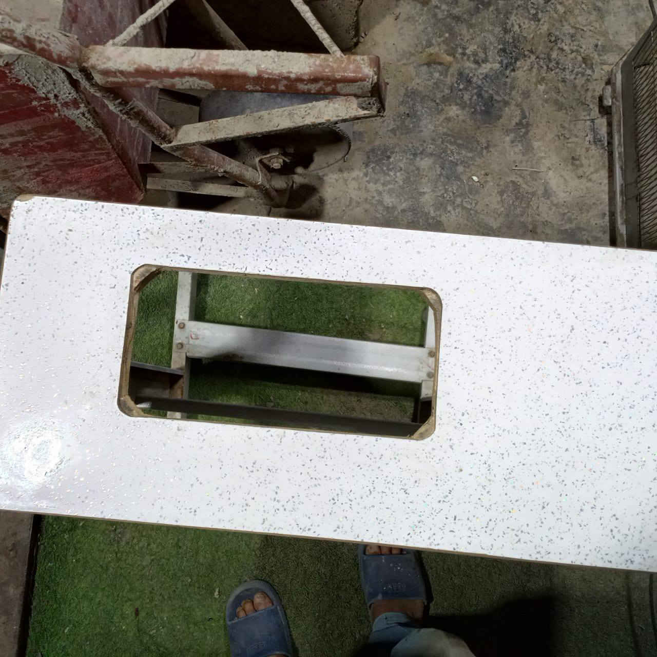 ميز مكينه السعر ١٥
عنوان سبع البورالثمنتالاف شارع الطيار 
الرقم ***********
