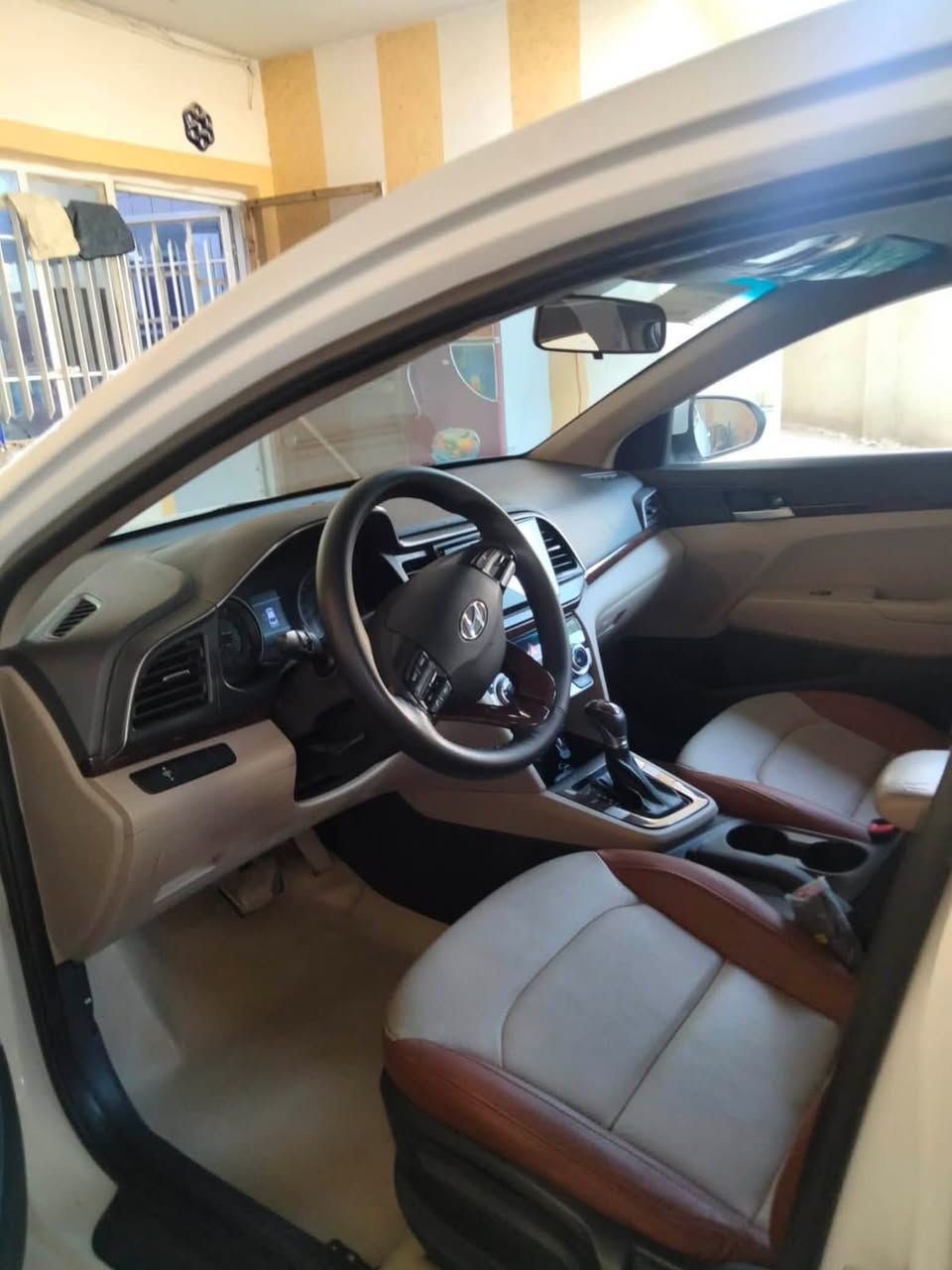 السلام عليكم النتره 2020خليجي فول لمتدد فتحه بصمه داخل لونين معروفه موصفات الخليجي لايت زنون لد رقم بغداد كشنات تدفه السياره حلوه وجديده مال بيت ماشيه 85 الف السياره كفاله عامه من الحادث والصبغ ماعده شي بسيط الباب لي خلف الصدر مفتوحه فقط براغي مفتوحه من الشركه واكفله كفال عامه مكان السياره حله قرب كوين بارك السعر 170 وبيه مجال لطيبين ‭
***********
