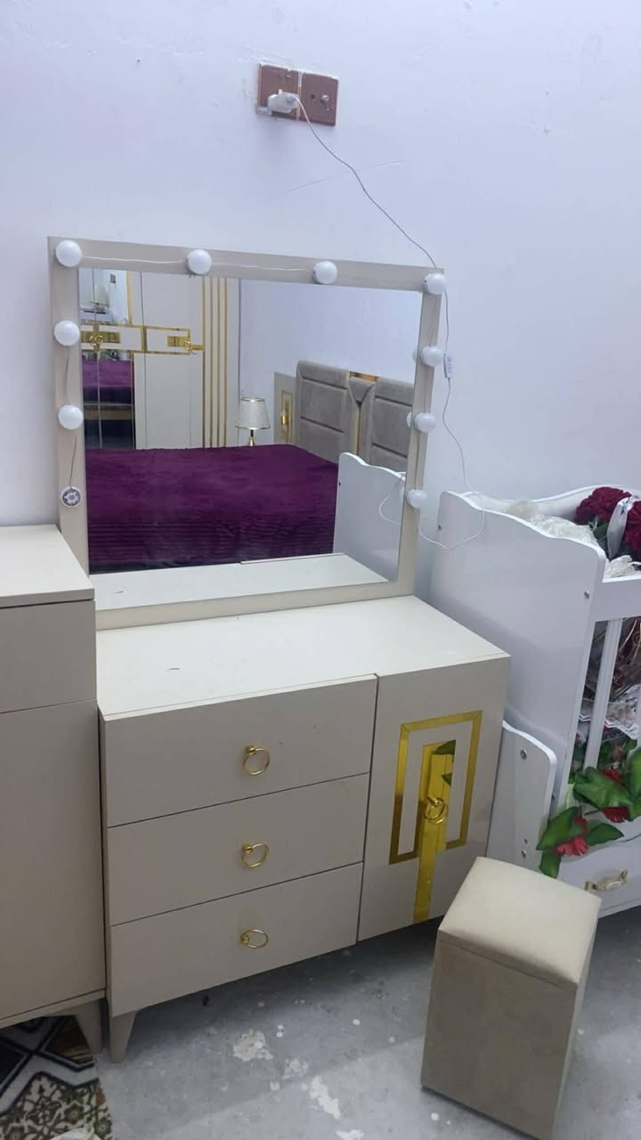 السلام عليكم
اخوان غرفه تركيه مستعمله شهرين بعدهي نضيفه الله شاهد
9قطع وبعد مرايه عاموديه وياها مامصورها مكان قرب جامع التقوى السعر 800
 *********** تصال
