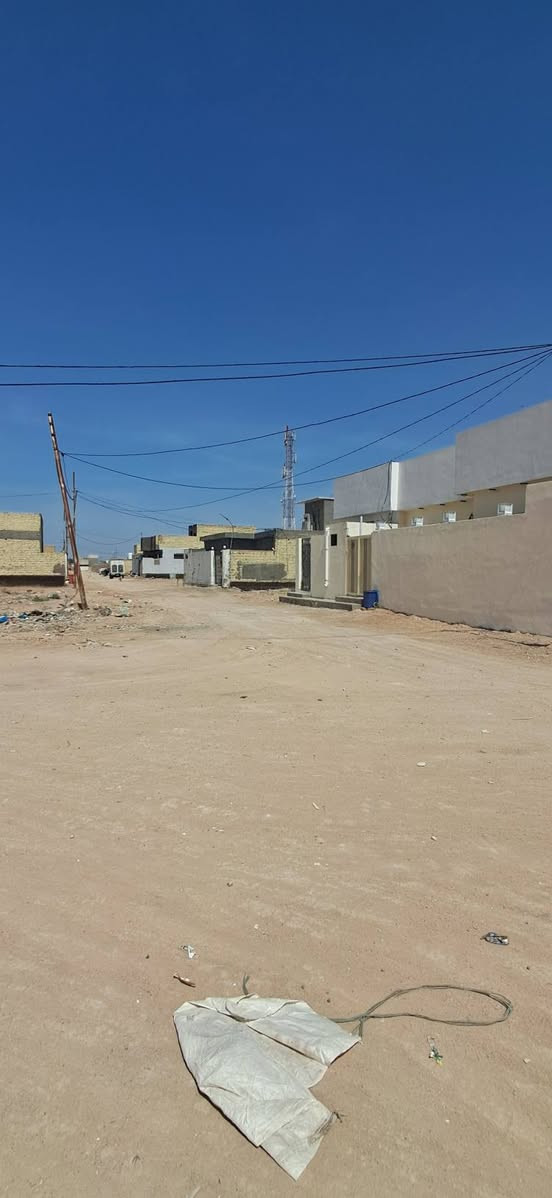 عرصه100متر حي الحسن الحرفين خاف مجمع عماد سكر واجهيه 6وربع ونزال 16 السعر 9 ملاين وبيها مجال منطقه مشموله بلتطويب كامل الخدمات ماء كهرباء وشرط تبليط من ابو الكاع *********** واتساب
مراوس ترهم بسياره او بيت 50 متر
