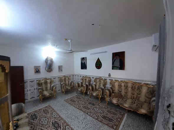 السلام عليكم دار للبيع المساحه 160 زراعي مربع ركن يحتوي على استقبال ومطبخ وصاله وغرفتين ومنوريين  المكان رئاسة العبيدي شارع حجي عيسى مجاري جديده ومي السعر 75وبي مجال الهاتف /***********
