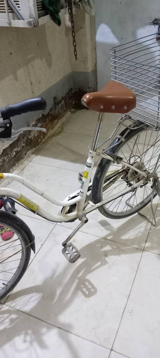 للبيع السعر ٧٥ مال حاوية الحجم ٢٦ كامل ما ناقصه شي للاتصال *********** بيه واتساب
