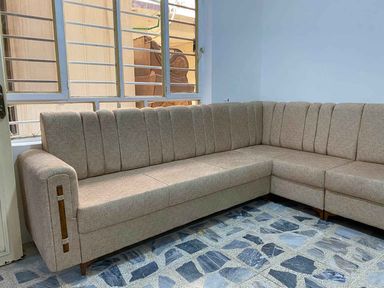 لأن راحتكم تهمنا… صنعنا هذا الديوان بعناية من أول قطعة إلى آخر لمسة. 🤍
✔️ تصميم عصري
✔️ خياطة متقنة
✔️ إسفنج مريح
✔️ خامات عالية الجودة
نفصل حسب الطلب وبالمقاس الذي يناسب منزلك
 العنوان موصل حي البكر قرب مطعم بيت جدي مجاور كلكامش كافيه
للاستفسار مراسلة الصفحة او الاتصال على الرقم 
*********** متوفر واتساب
