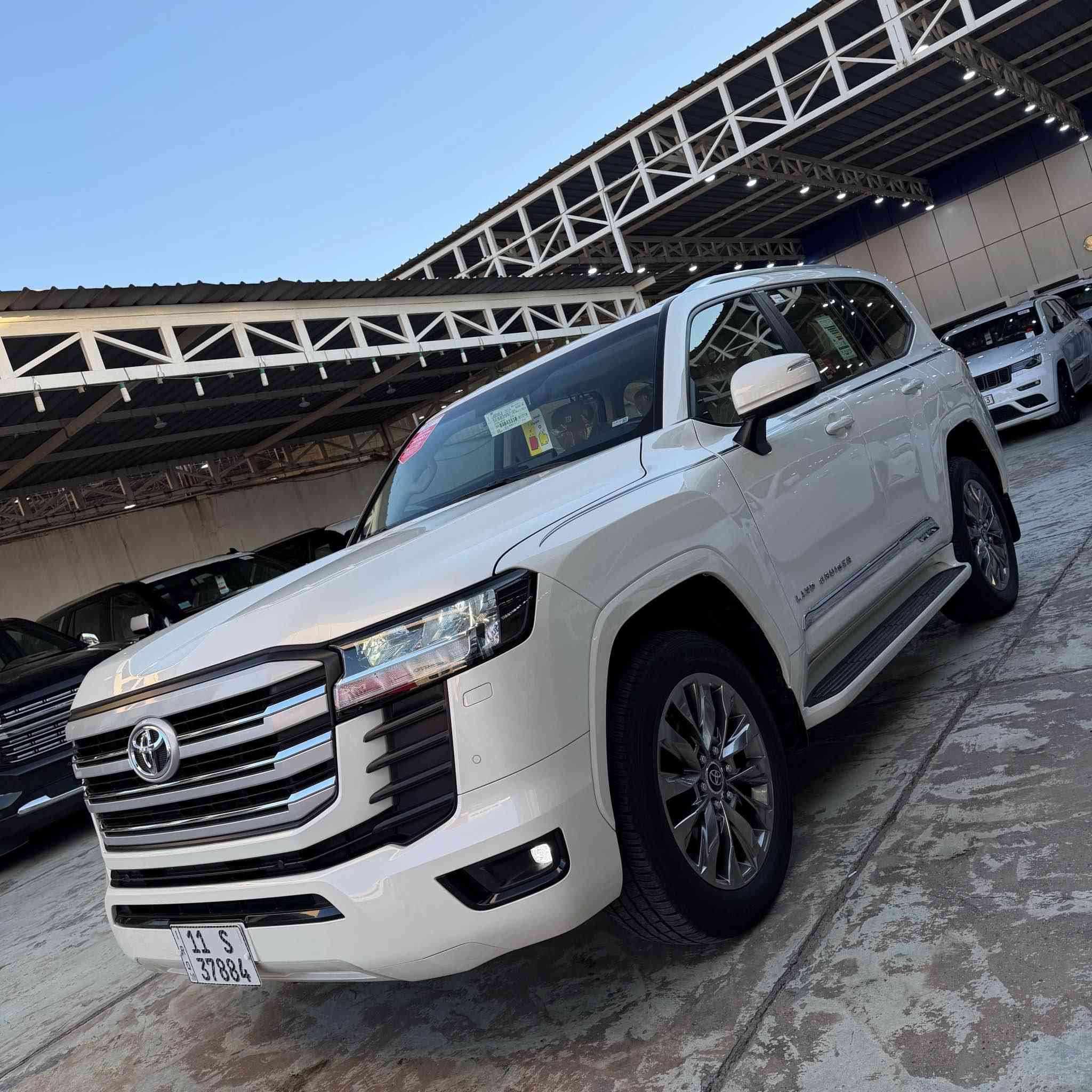 سلام عليكم لاندكروز موديل 2024  GXR ساز ضمان
ماشيه 35 الف رقم بغداد مكفوله من الصبغ والتبديل 
موصفات 3 شاشات كراسي كهرباء بنريد كراسي جلد اصلي وباقي الموصفات معروفه 
للاستفسار *********** بغداد, العراق
